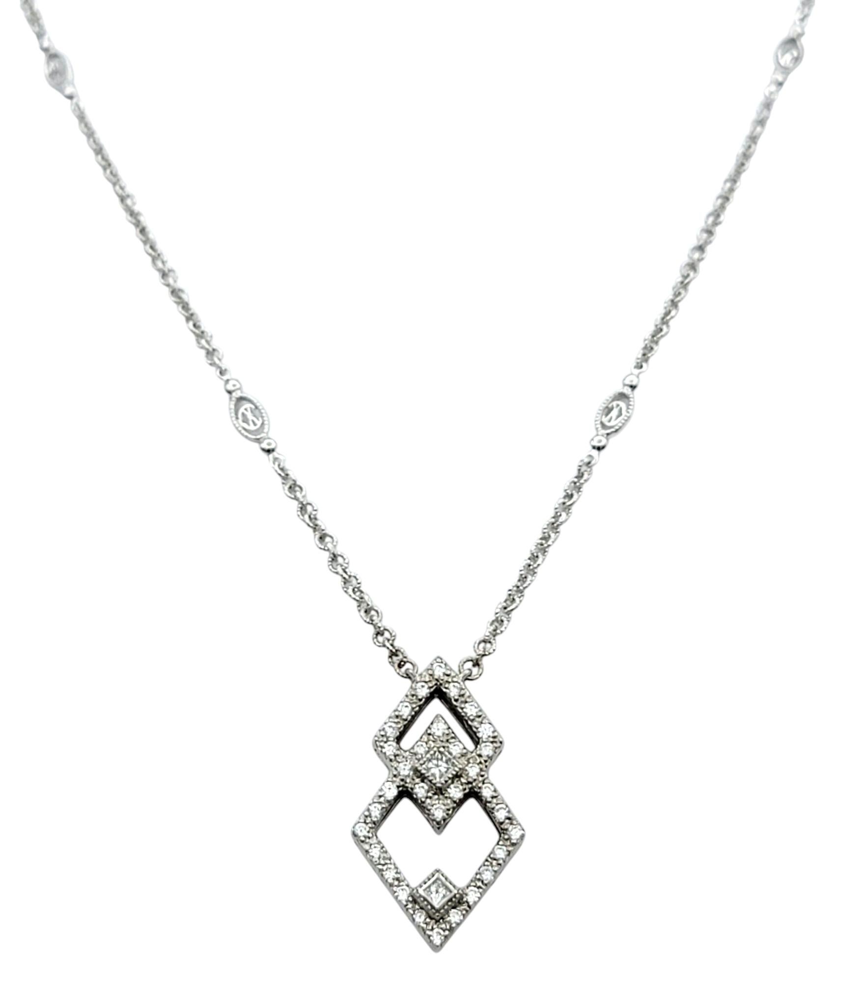 Elegante e sorprendente, questa collana con ciondolo geometrico di Philippe Charriol cattura un'eleganza contemporanea che è allo stesso tempo audace e raffinata. Realizzato in oro bianco 18 carati, il pendente presenta una moderna silhouette aperta