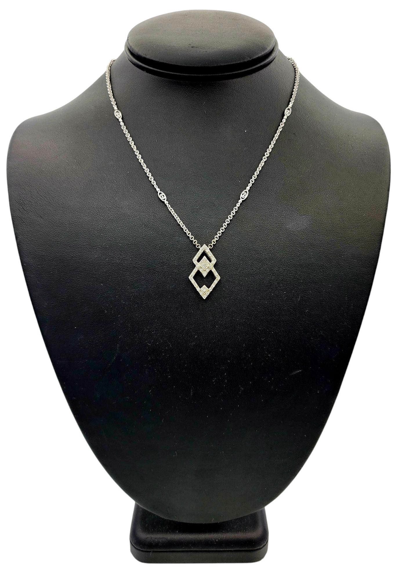 Collana con ciondolo geometrico aperto con diamanti di Philippe Charriol in oro bianco 18 carati in vendita 3