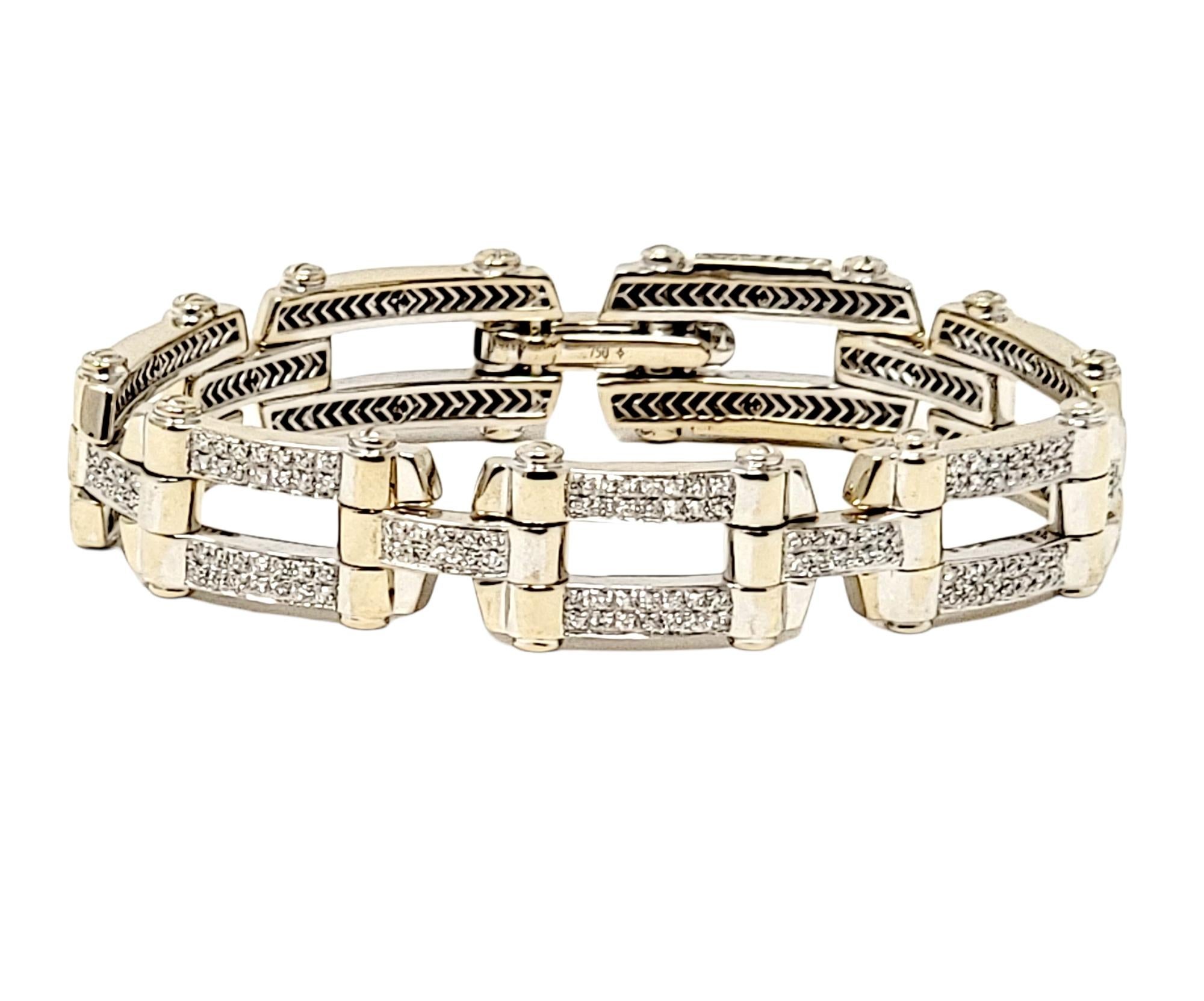 Magnifique bracelet à maillons en or blanc et diamants pavés du designer Philippe Charriol. Le design élégant et contemporain de cette pièce étonnante, associé aux diamants blancs brillants, attire vraiment l'attention des spectateurs, ce qui en