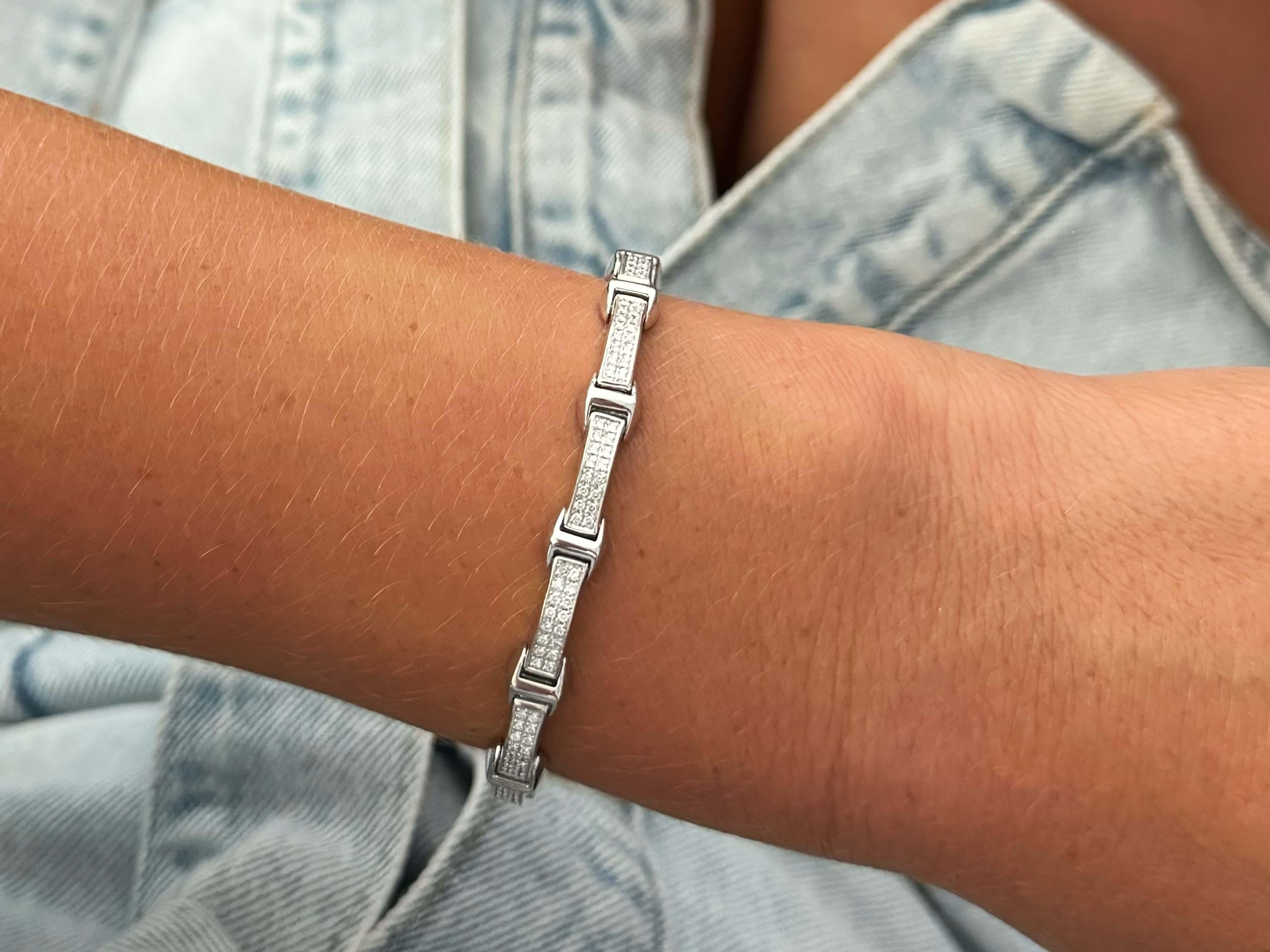 Bracelet Spécifications :

Designer : Philippe Charriol 

Métal : Or blanc 18k

Nombre de diamants : 176 Brilliante 

Poids en carats du diamant : ~ 1,00 carats
 
Couleur du diamant : F-G

Clarté du diamant : VS

Pierre précieuse : 1 spinelle bleu