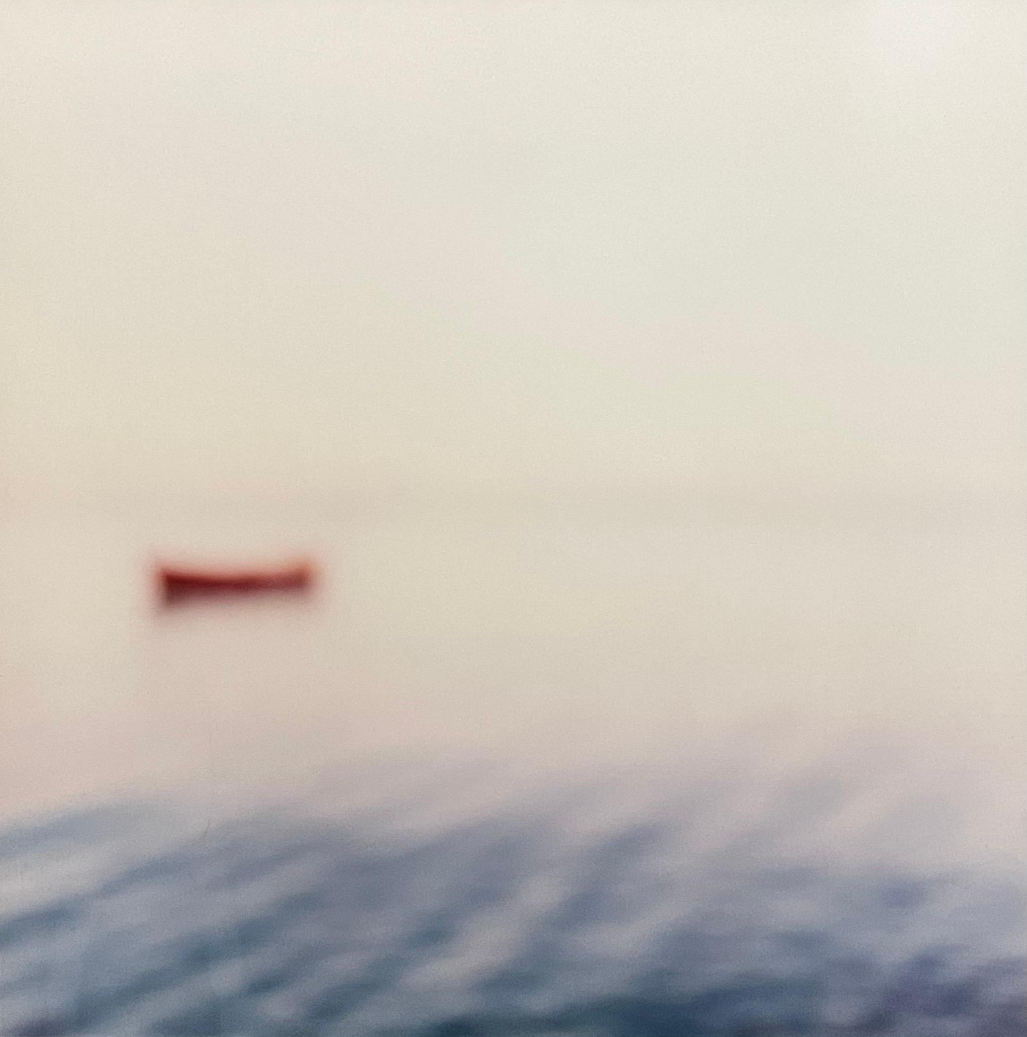 Grande photographie chromogène montée en C, Grèce, Scène océanique avec photo de bateau - Photograph de Philippe Cheng