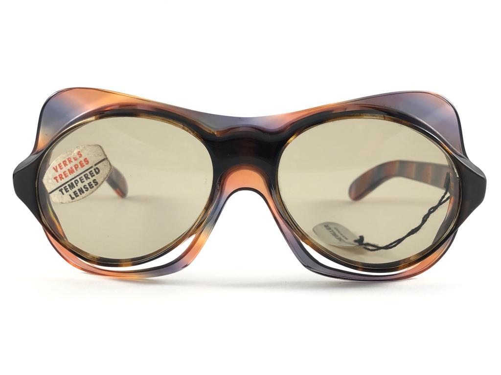 Rare pièce de collection vintage Philippe Chevalier lunettes de soleil avant garde translucides avec verres marron moyen.   

Une superbe trouvaille. 

Veuillez noter que cet article présente des signes mineurs d'usure dus à l'âge et au stockage. 