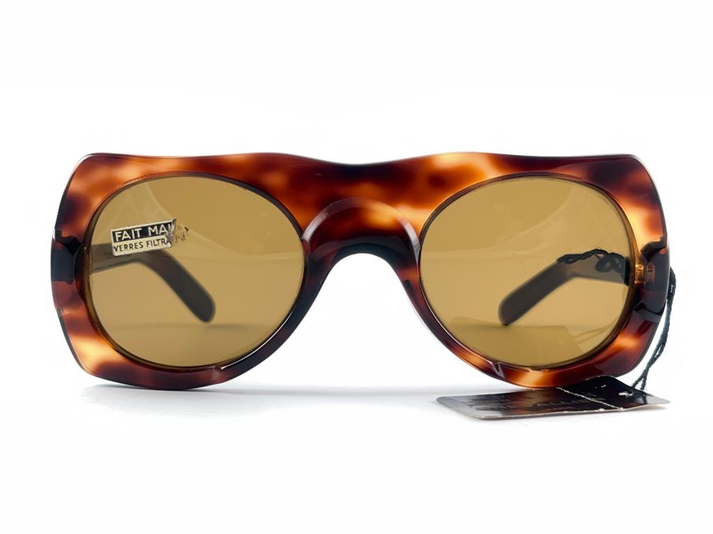 A True Iconic Philippe Chevallier Robust Frame Sporting A Beautiful Pair Of Medium Brown Lenses. 
This Pair May Show Sign of Wear Due To Nearly 50 Years Of Storage  Please Study The Pictures Before Buying.
This Pair Of Vintage Philippe Chevallier 