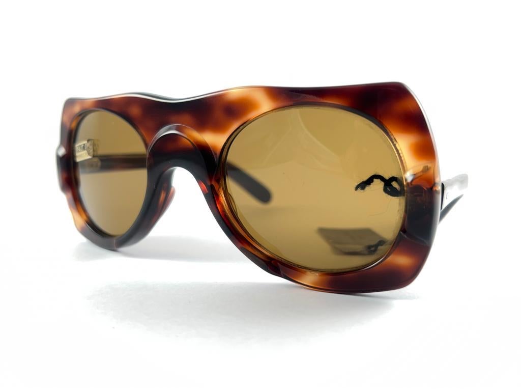 Avantgarde Transluzente Schildpatt-Sonnenbrille von Philippe Chevallier, 1960er Jahre (Braun) im Angebot
