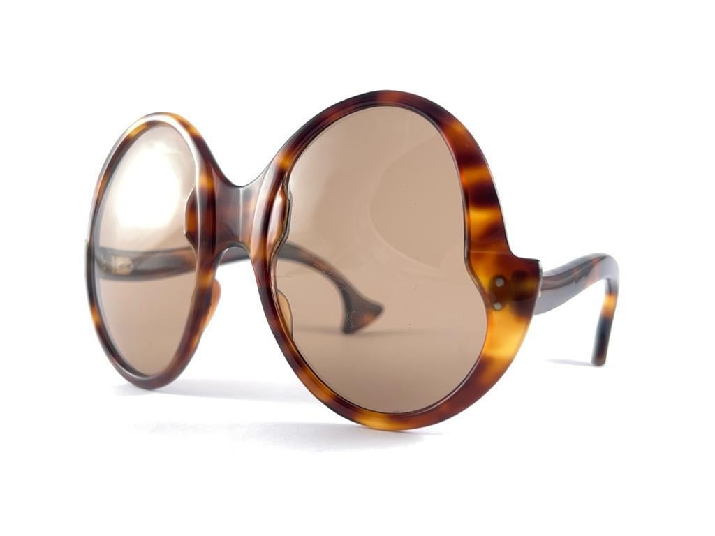 
Rare Collector's Item Vintage Philippe Chevalier Tortoise Oversized Sunglasses With Light Brown Lenses.   
Ein großartiger Fund. Bitte studieren Sie die Bilder.

Bitte beachten Sie, dass dieser Artikel aufgrund von mehr als 60 Jahren Lagerung