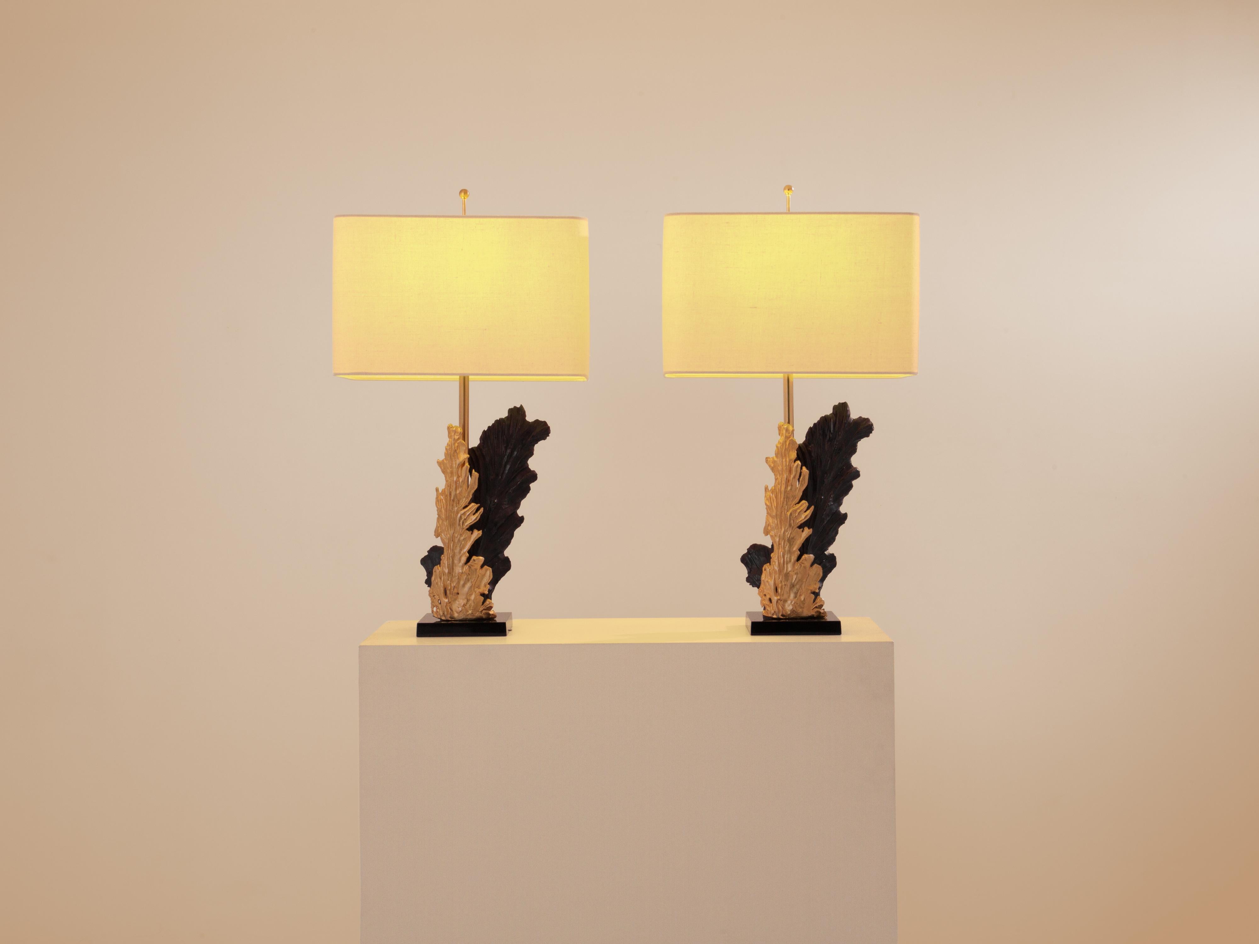 Cette grande paire de lampes a été conçue par le designer français Philippe Cheverny au début des années 1970. Les feuillages avant sont en bronze doré massif, tandis que les deux feuillages arrière, qui représentent leurs ombres, sont en résine