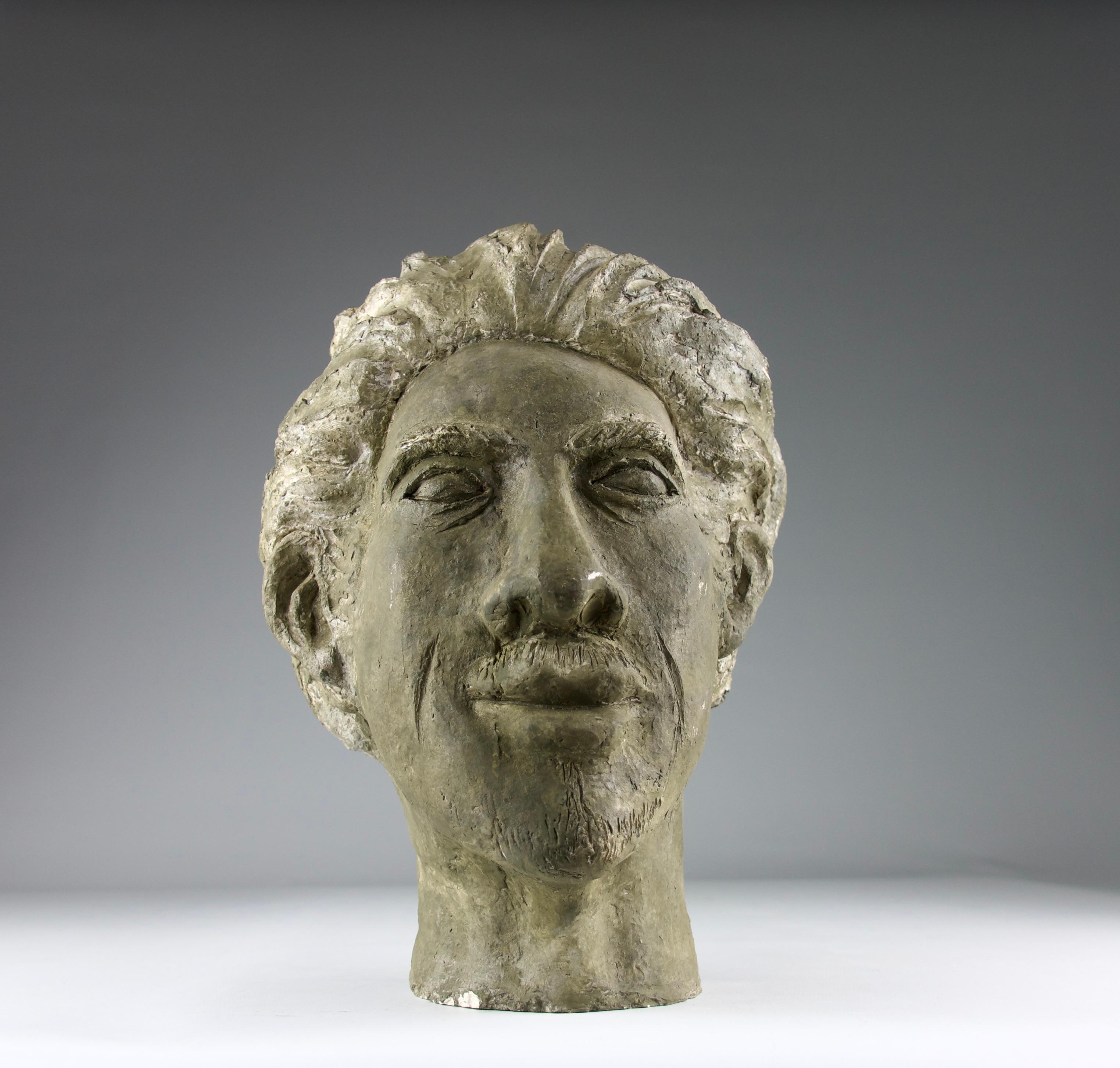 Bellissimo busto di uomo in terracotta patinata verde di Philippe Conficcioni in stile metà secolo. Firmato.

In buone condizioni.

Dimensioni in cm (H. x L. x l.) : 26 x 18 x 20

Spedizione sicura.