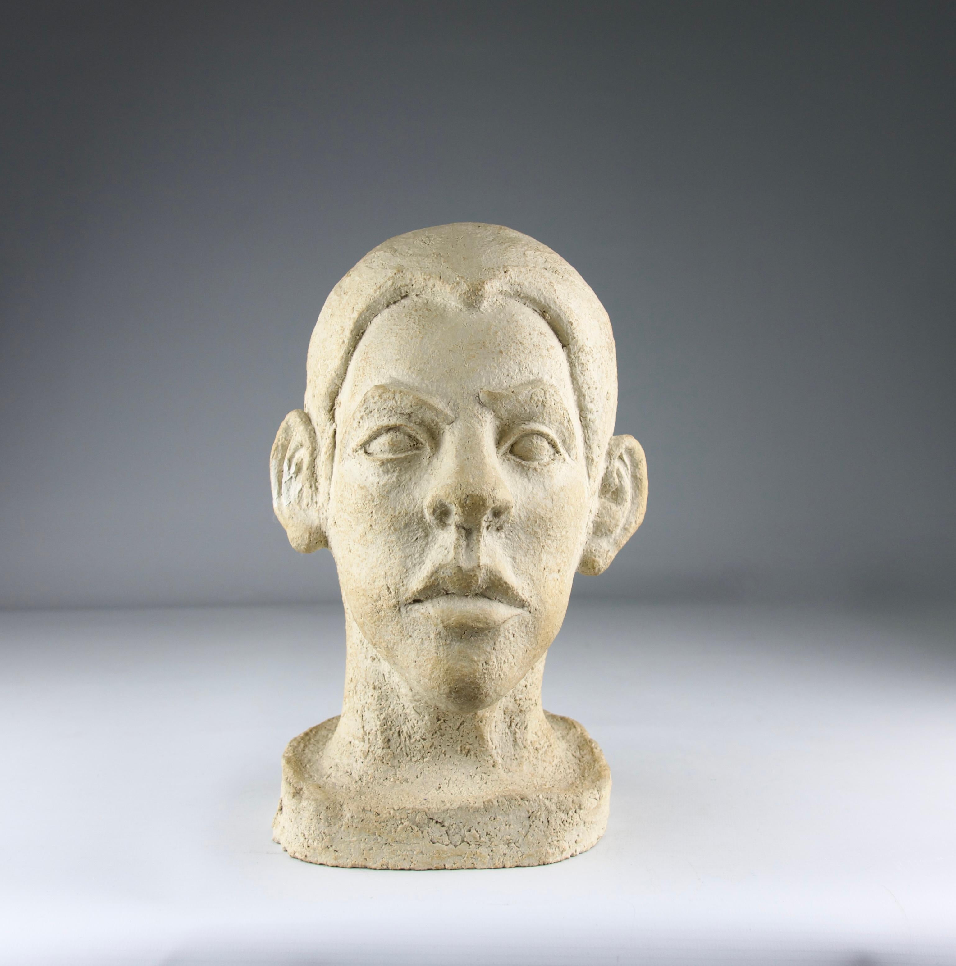 Bellissimo busto di uomo in terracotta di Philippe Conficcioni in stile metà secolo. Firmato.

In buone condizioni.

Dimensioni in cm (H. x L. x l.) : 26 x 16 x 16

Spedizione sicura.
