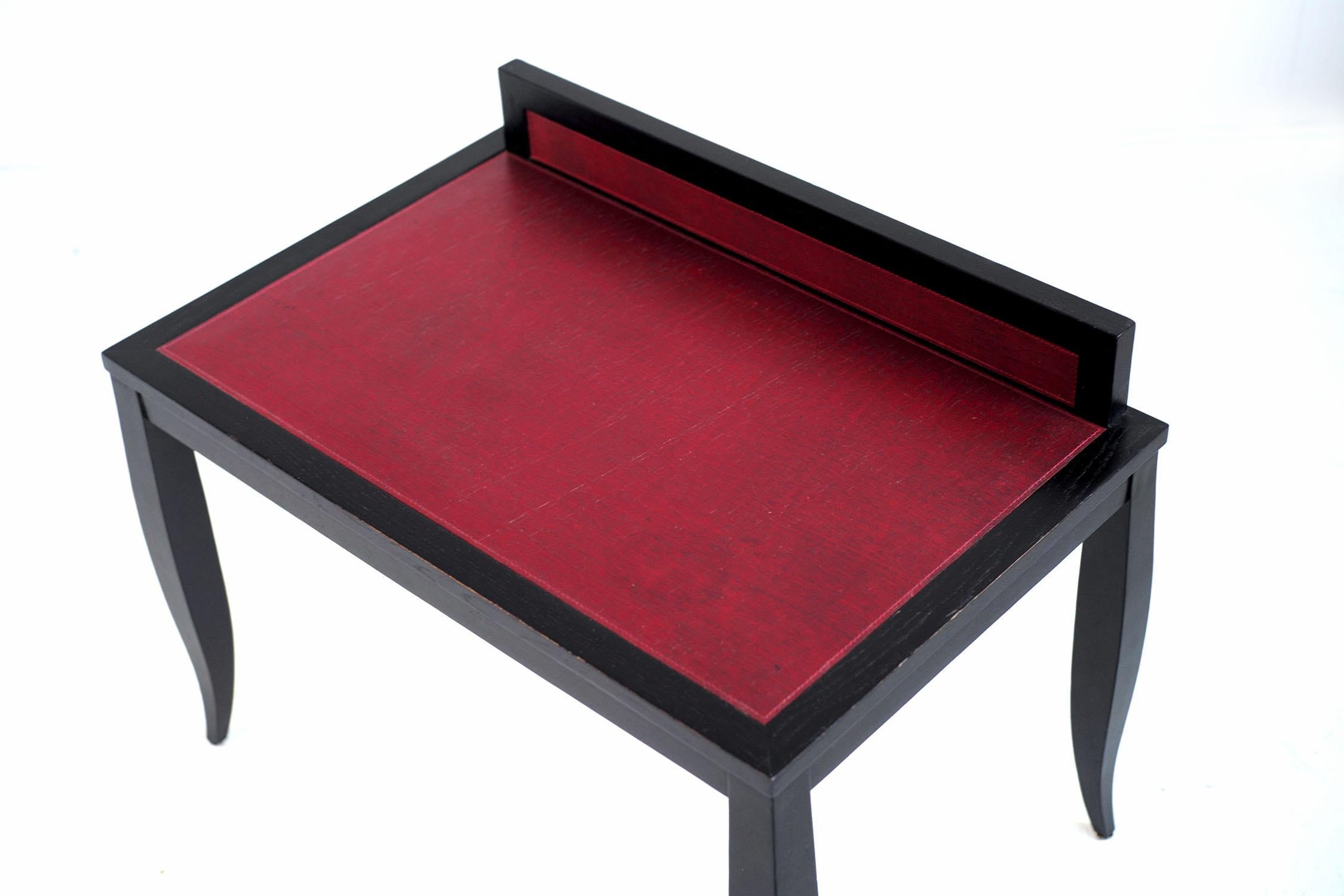 Philippe Delzers, coffee table with rim in blackened oak tray and heightened covered with red leather scratched / pique, Elitis 1998.
Very nice condition, provenance personal collection of the author.