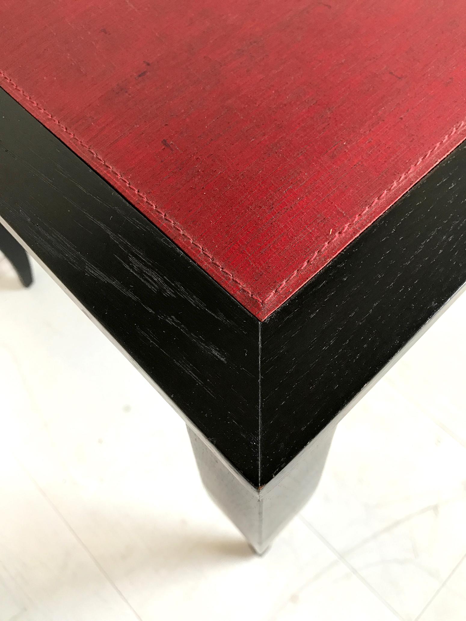 Moderne Philippe Delzers, table en chêne noirci et cuir rouge, France, 1998 en vente