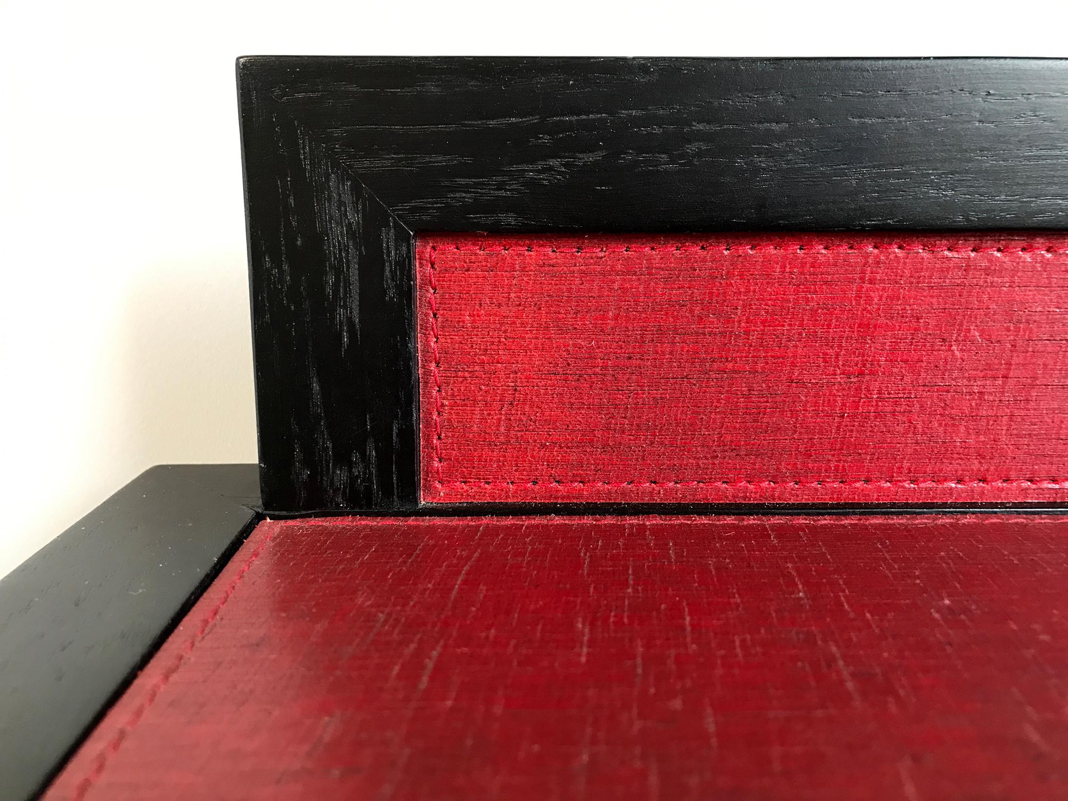 Philippe Delzers, table en chêne noirci et cuir rouge, France, 1998 Bon état - En vente à Catonvielle, FR