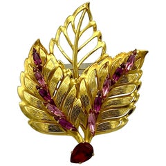 Philippe Ferrandis Broche en forme de feuille en or avec strass rouge et rose, années 1980