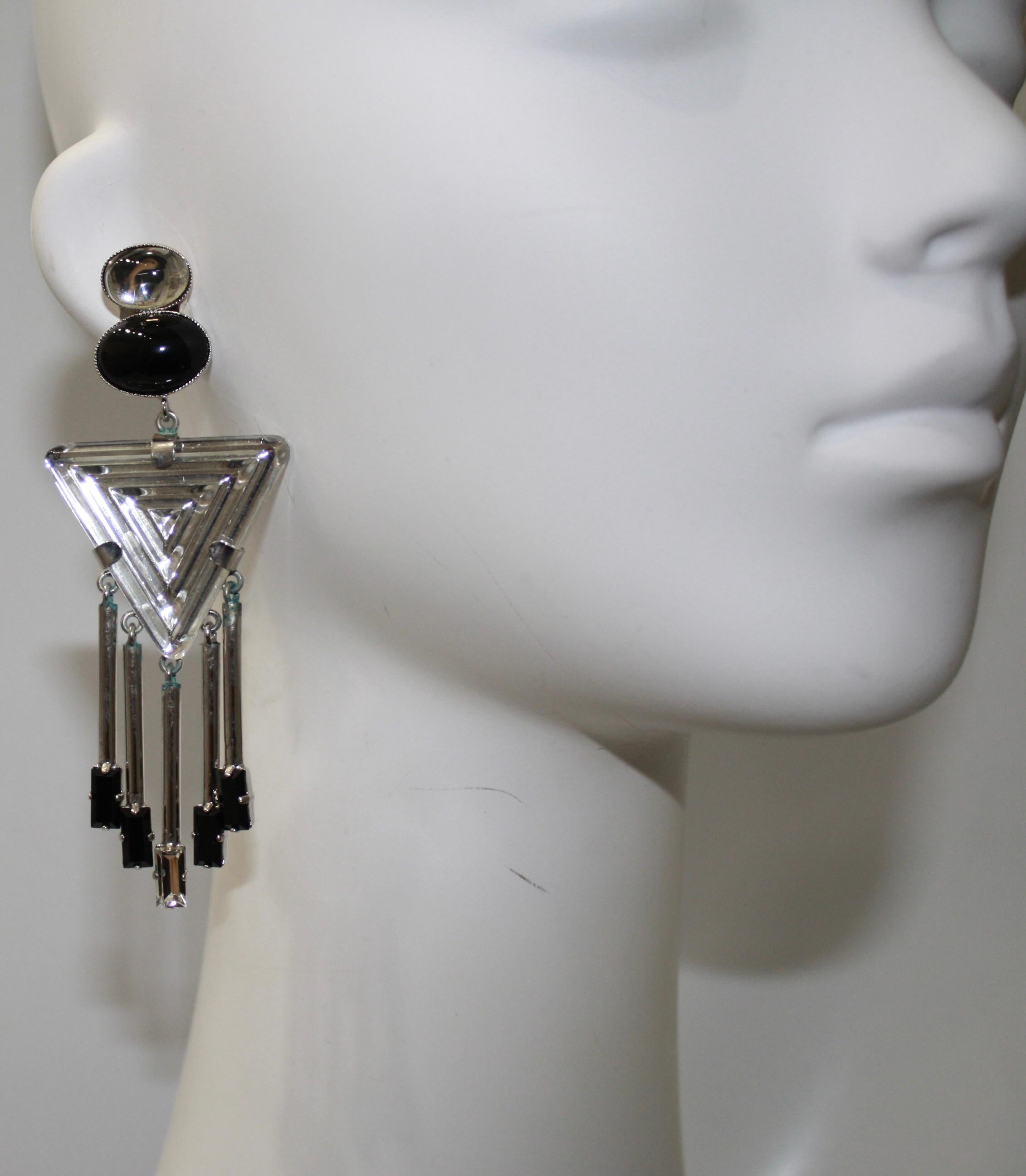 Black and Crystal Glass Cabochons on Stainless Steel Clip with 5 Baguettes.
