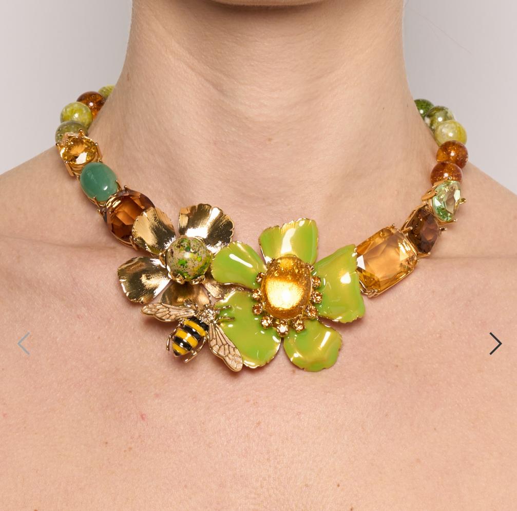 Bagatelle Clip-Ohrringe.
Die zitrusfarbenen Cabochons fangen das Licht des Morgens im Tau ein. Fein emaillierte Metallblumen auf einer vergoldeten Messingstruktur. Braune facettierte Swarovski-Kristalle.

Philippe Ferrandis'  Die Inspirationsquellen