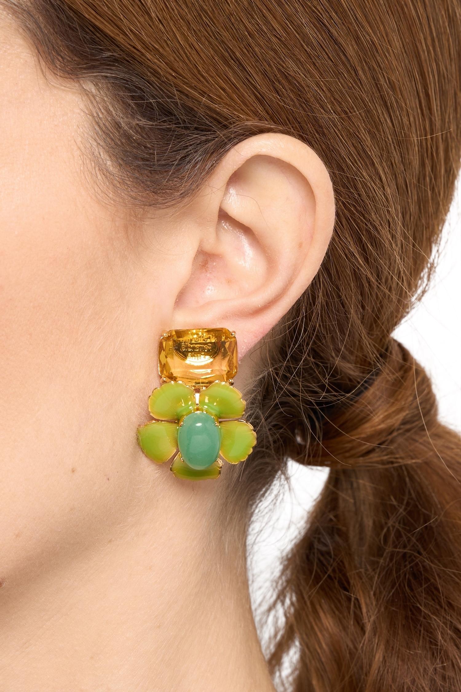 Bagatelle Boucles d'oreilles à pince.
Les cabochons de couleur citrine capturent la lumière du matin dans la rosée. Fleurs en métal finement émaillé sur un  Structure en laiton doré 24 carats. Pistil vert fluo.

Les frais de port et les tarifs de la