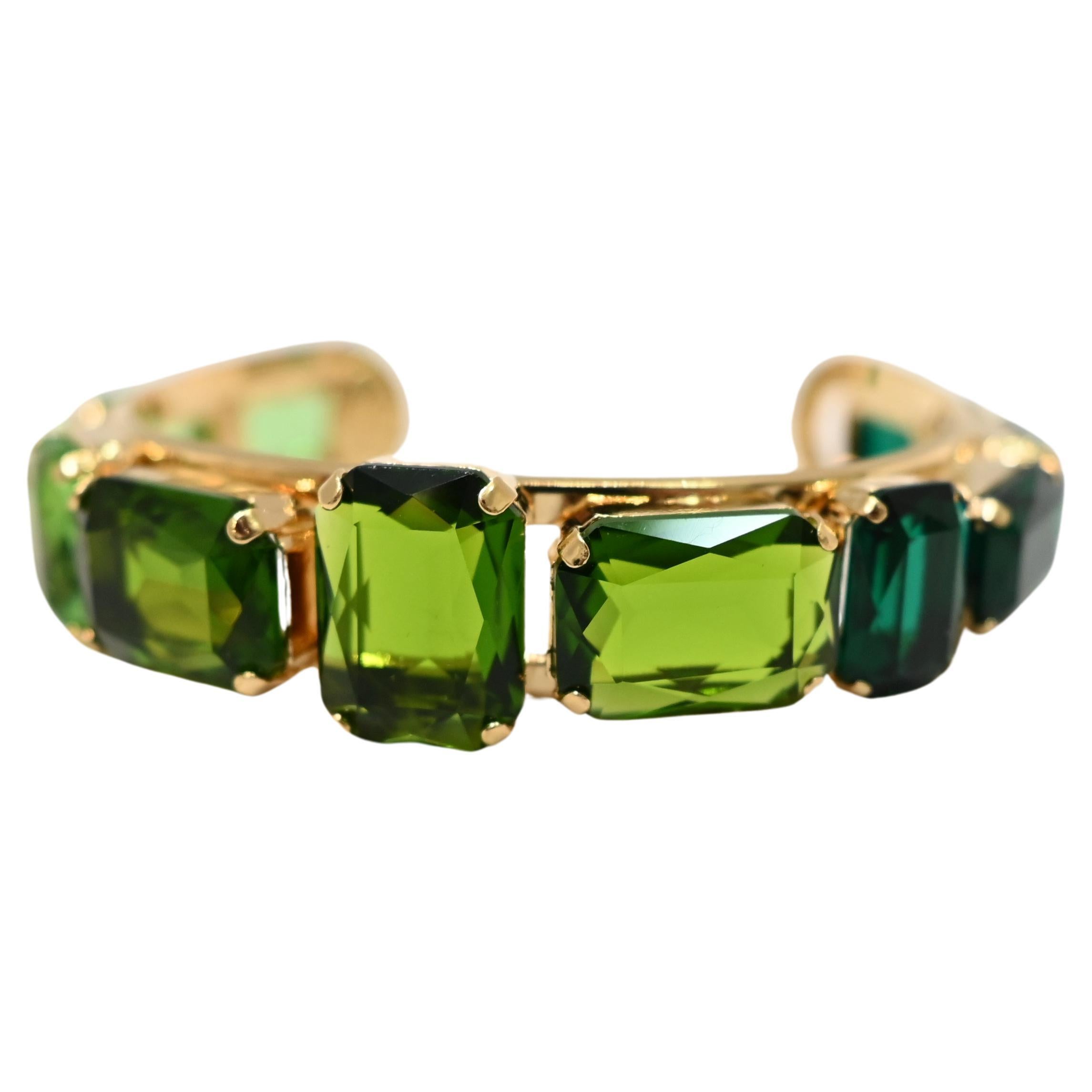 Comme une vague aquatique, simple et translucide.

Les pierres de cristal aux couleurs marines et florales évoquent Formentera et les falaises du mont Vedra...
Ce bracelet est très souple et s'adapte à la plupart des poignets.

PREMIÈRES