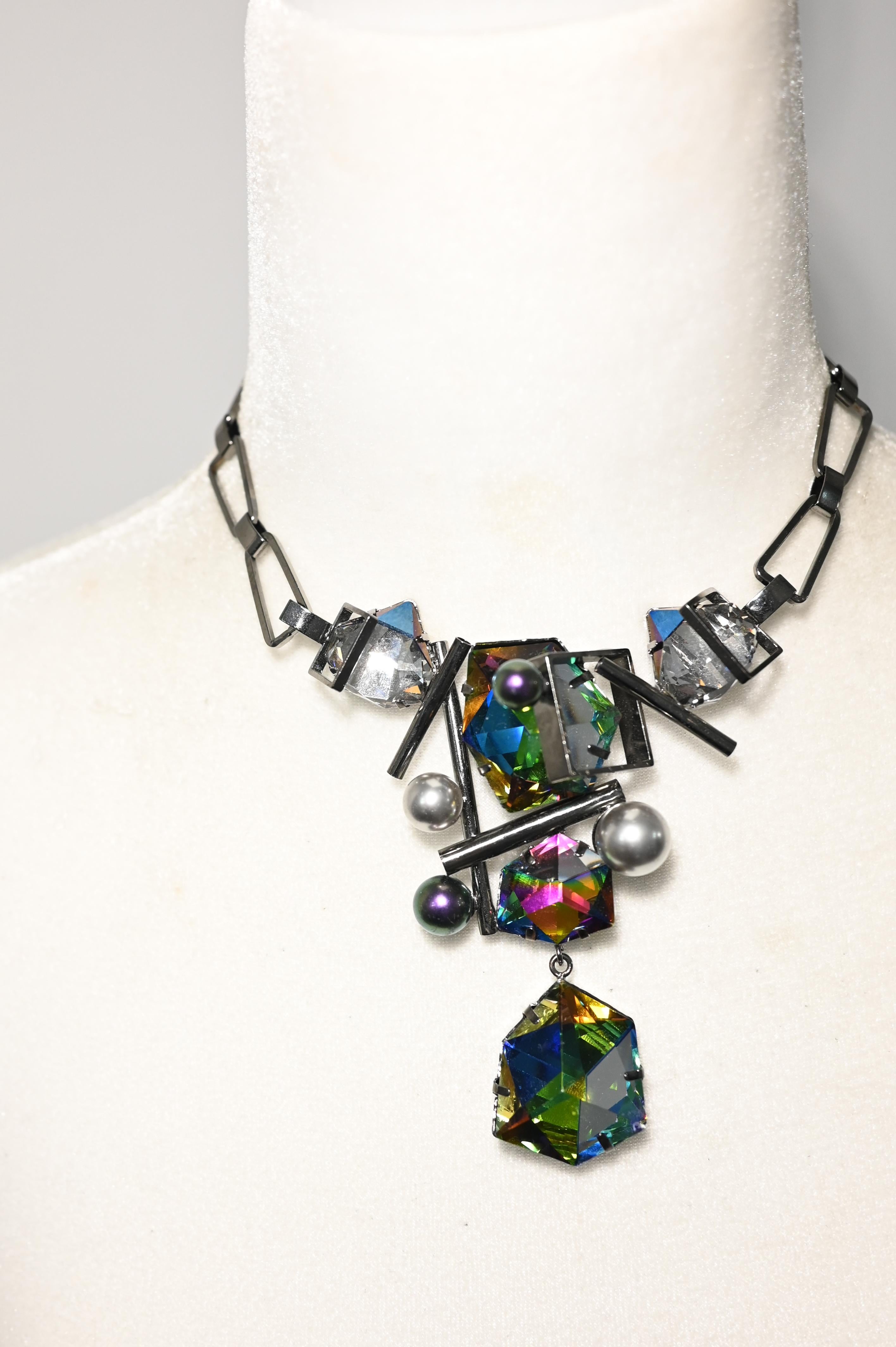 Philippe Ferrandis, collier à pendentif en métal noir, verre cabochon et cristal en vente 3
