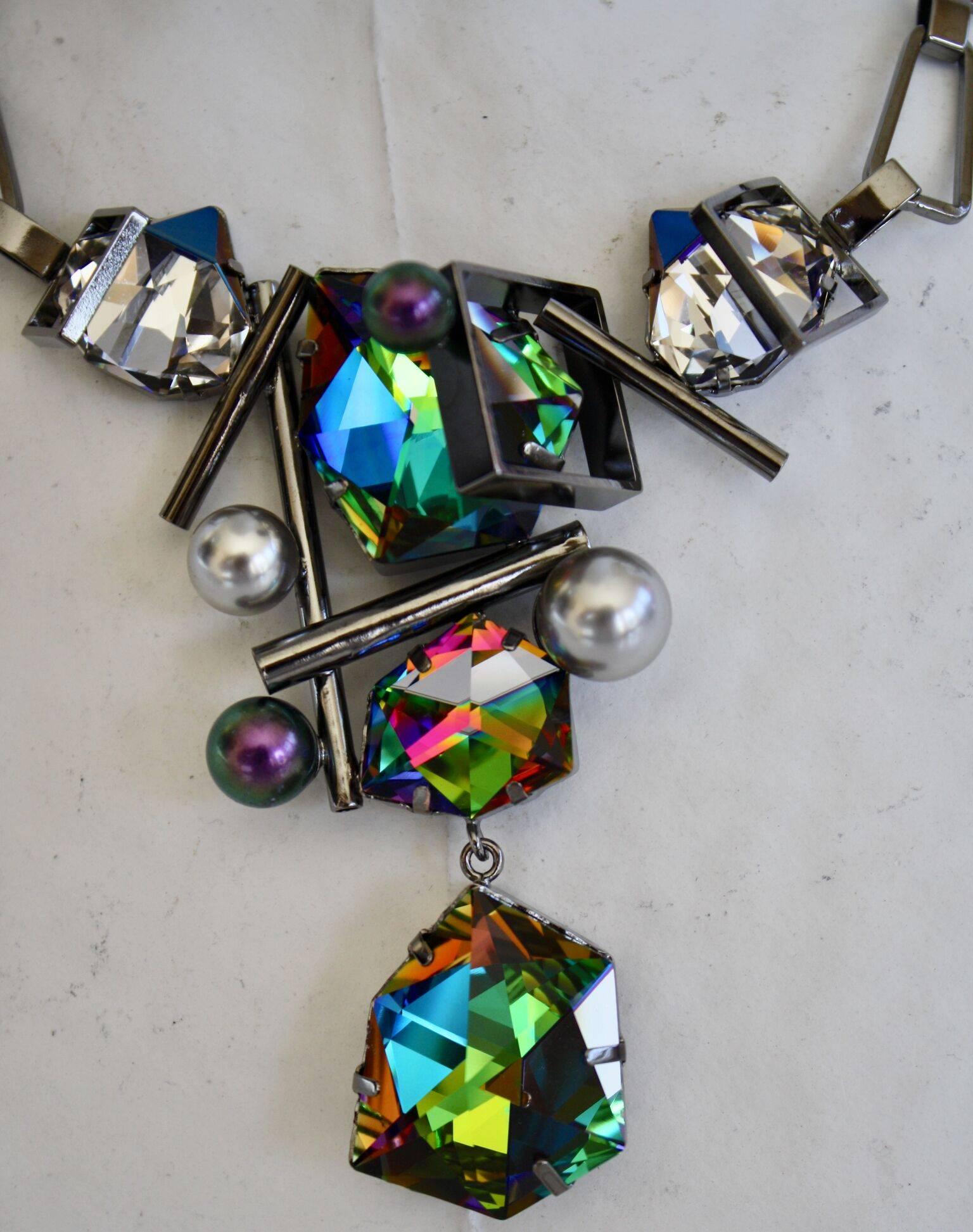 Philippe Ferrandis, collier à pendentif en métal noir, verre cabochon et cristal Neuf - En vente à Virginia Beach, VA