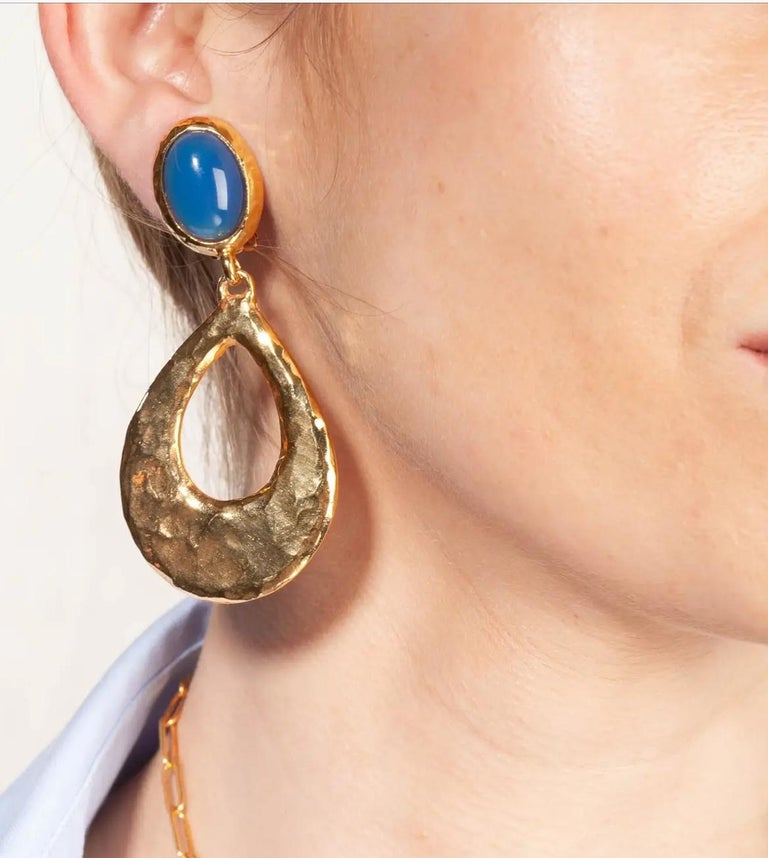 GEMS large clip earrings

A pair of earrings made of hammered golden metal and natural stone cabochons.
This pair of earrings with a vintage, colourful and shimmering look will affirm your style.

Made in France
Philippe Ferrandis, French luxury