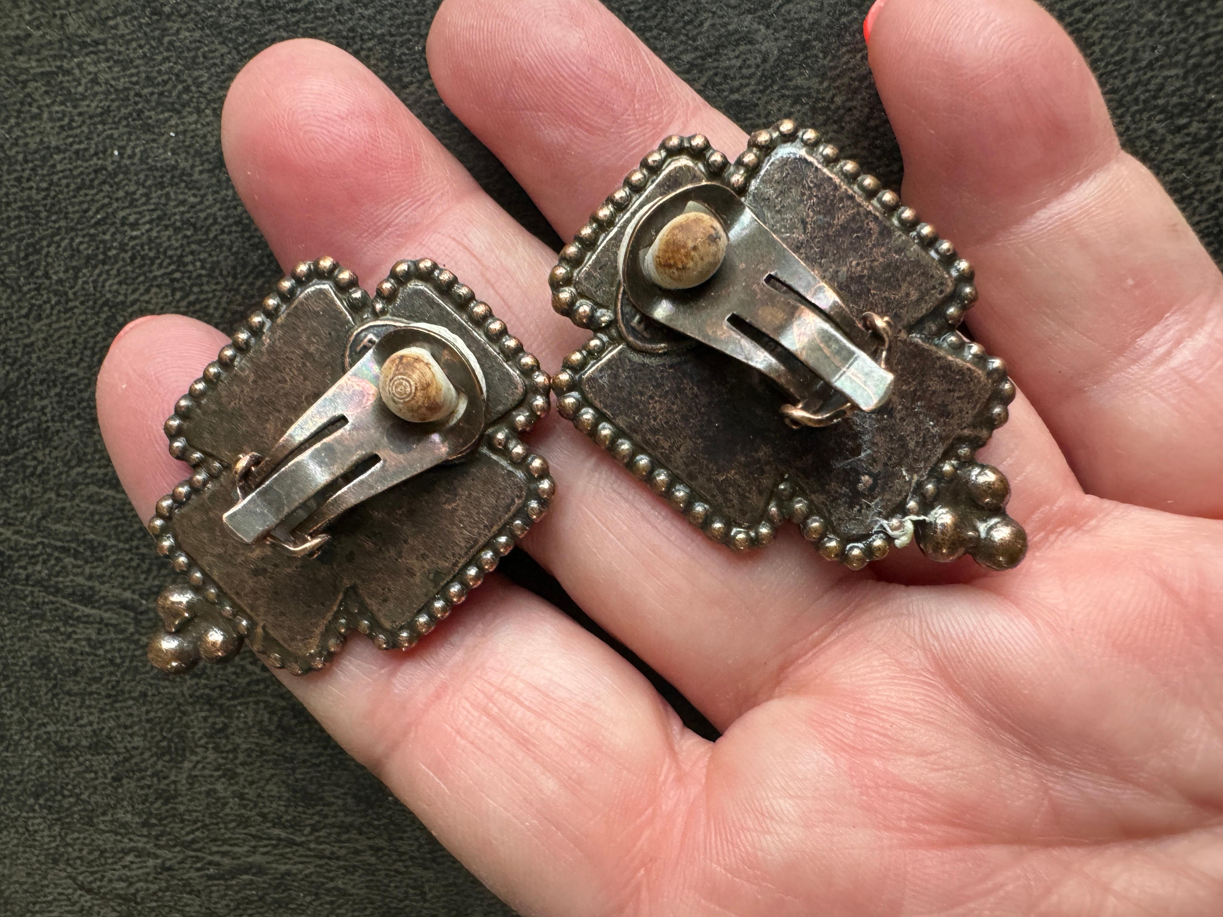 Philippe Ferrandis Orecchini a clip in bronzo con vetro Gripoix  1990s in vendita 5