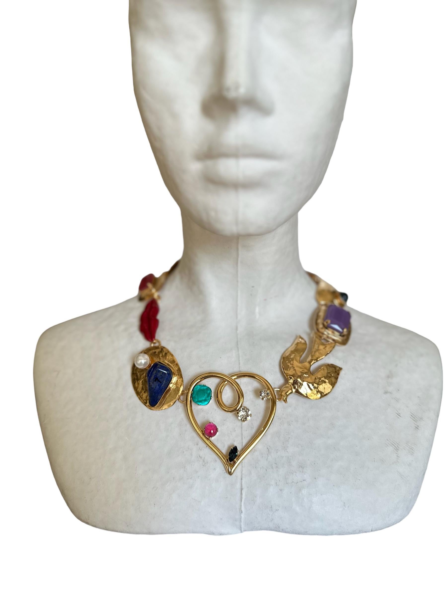 Dali collection:
A nod to the master of surrealism and his elegant mustaches. Melting shapes, birds in flight and lacquered mouths express the passion and creative madness of the artist.
Chocker necklace, with extension chain makes it easy to fit