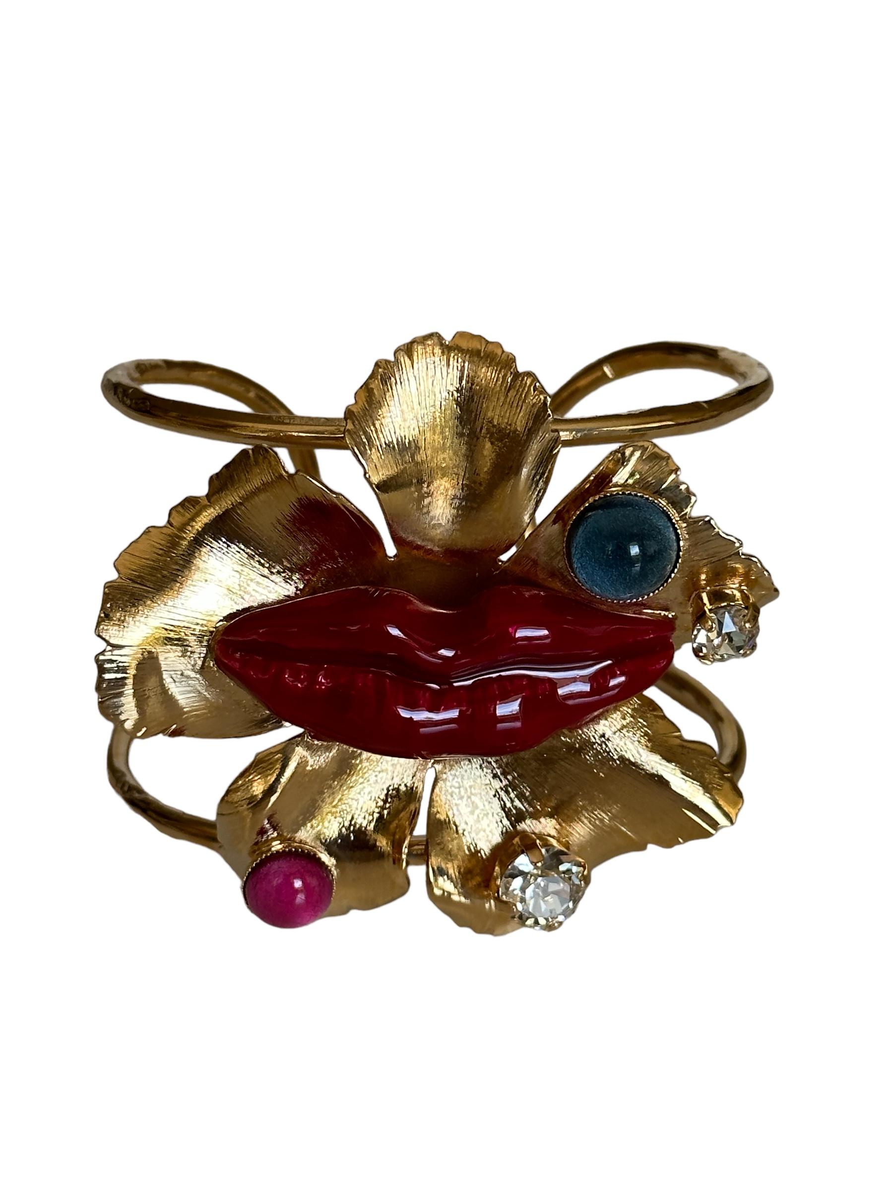 Dali collection:
A nod to the master of surrealism and his elegant mustaches. Melting shapes, birds in flight and lacquered mouths express the passion and creative madness of the Spanish artist.
Cuff is flexible and adjustable to most wrist