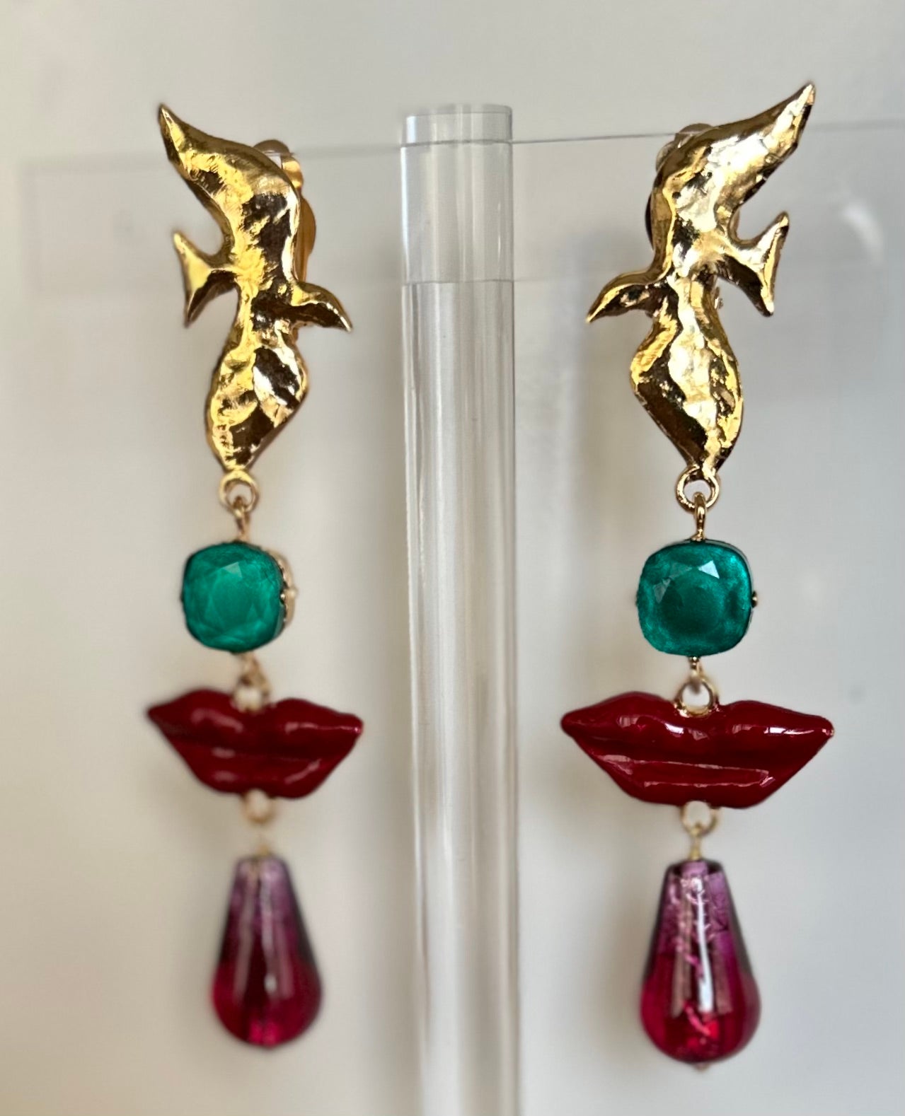 Dali collection:
A nod to the master of surrealism and his elegant mustaches. Melting shapes, birds in flight and lacquered mouths express the passion and creative madness of the Spanish artist.
Clip Earrings, very confortable on the ear.
Pate de