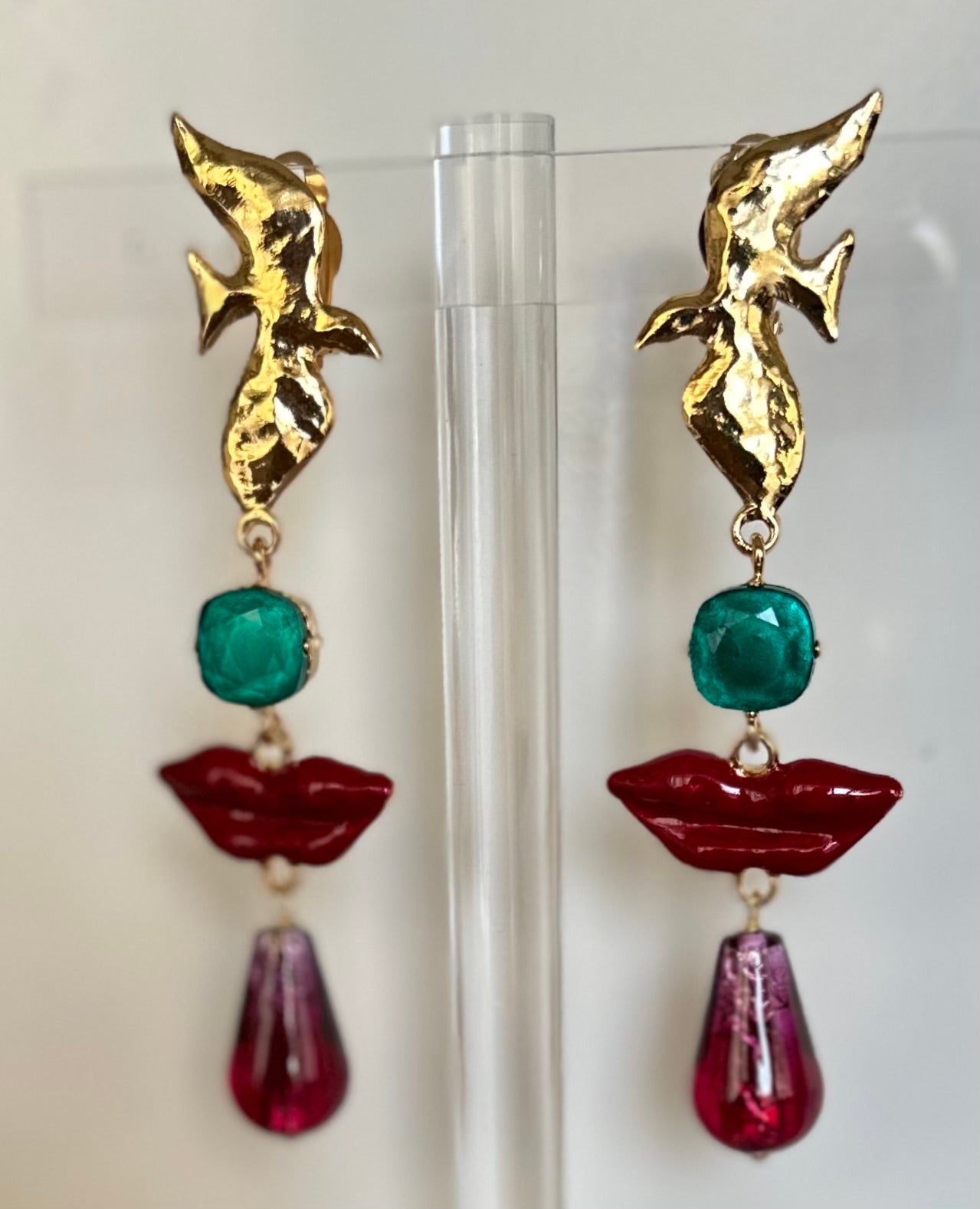 Dali collection:
A nod to the master of surrealism and his elegant mustaches. Melting shapes, birds in flight and lacquered mouths express the passion and creative madness of the Spanish artist.
Clip Earrings, very confortable on the ear.
Pate de
