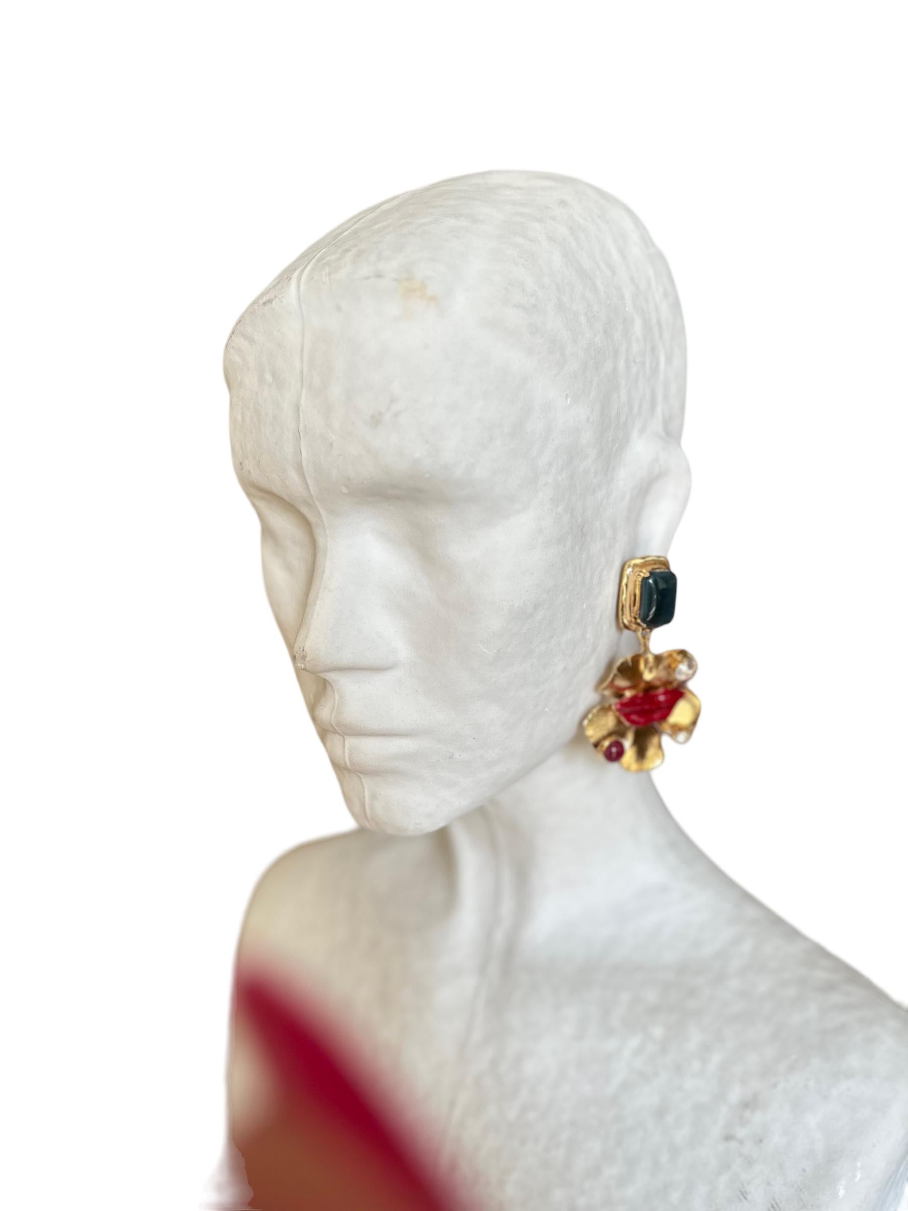 Dali collection:
A nod to the master of surrealism and his elegant mustaches. Melting shapes, birds in flight and lacquered mouths express the passion and creative madness of the Spanish artist.
Clip Earrings, very confortable on the ear.
Pate de