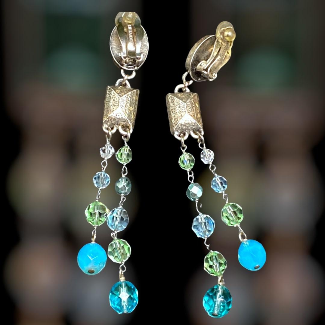 Magnificent vintage dangling earrings from PHILIPPE FERRANDIS. Light and varied colors that add pep while being chic and in tune with the times. Clasp with clips, dominant blue stone in glass paste. Let yourself be charmed by this splendour.