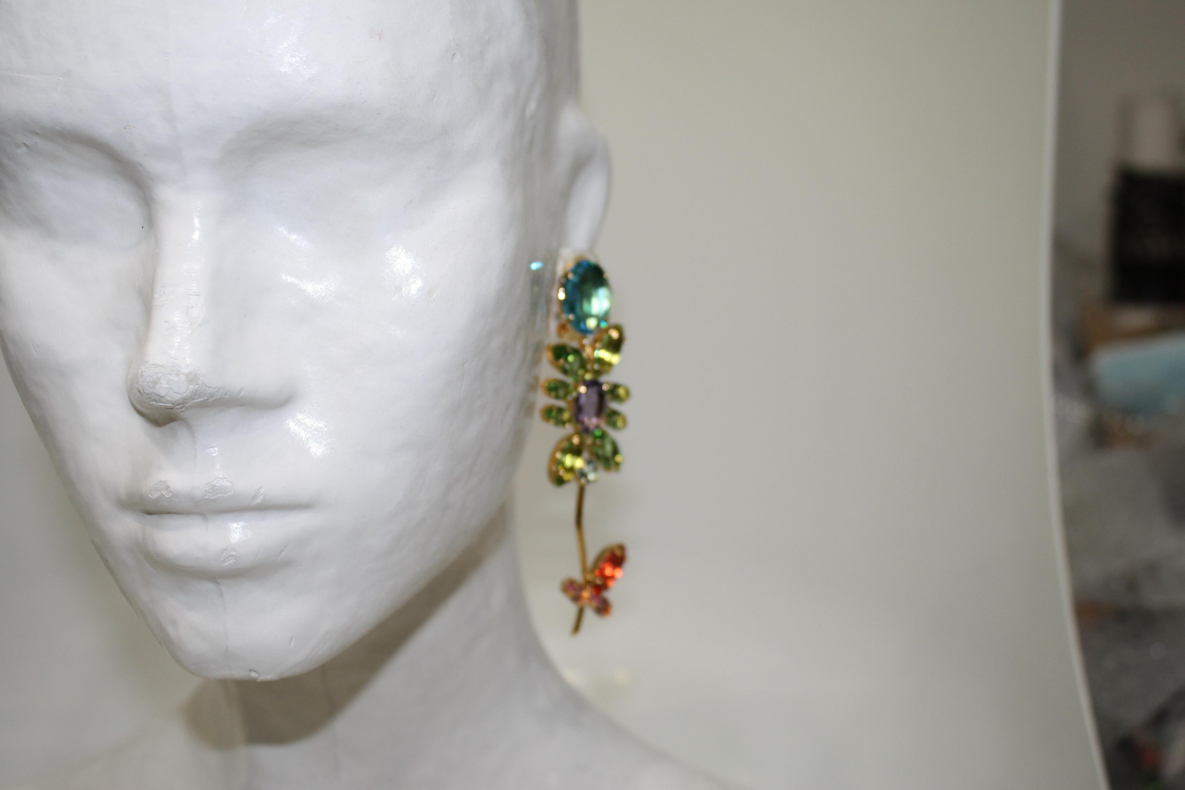Diese Clip-Ohrringe aus der Kollektion von Philippe Ferrandis sind mit Swarovski-Kristallen auf vergoldetem Messing gefertigt.

Philippe Ferrandis ist seit 1986 als Parurier in Paris tätig. Er kreiert zwei Kollektionen pro Jahr, die immer wieder
