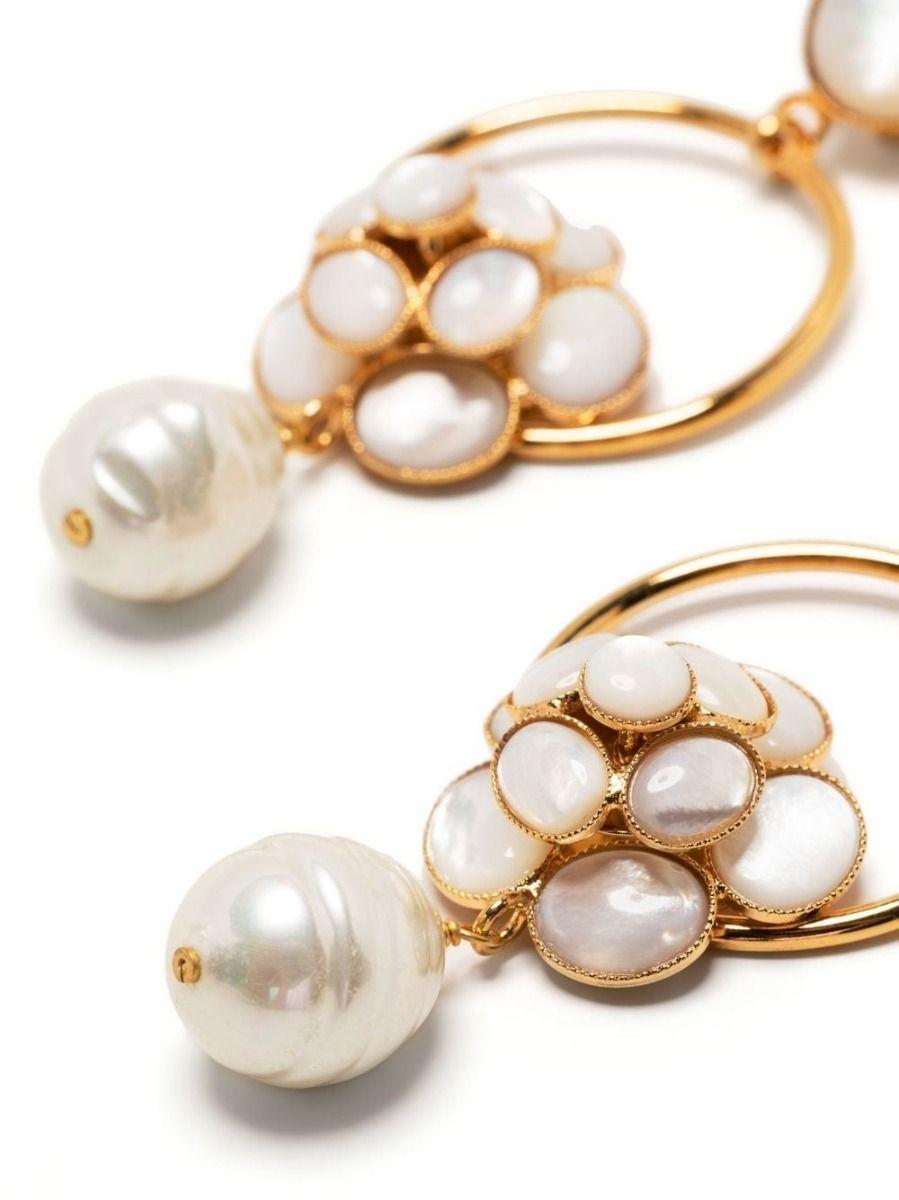 Designed by Phillippe Ferrandis, these vintage earrings feature a large pearl handing from a pearly coloured flower. This stunning flower is set against a gold-toned ring which is hanging from a pearly coloured base with gold-toned beading