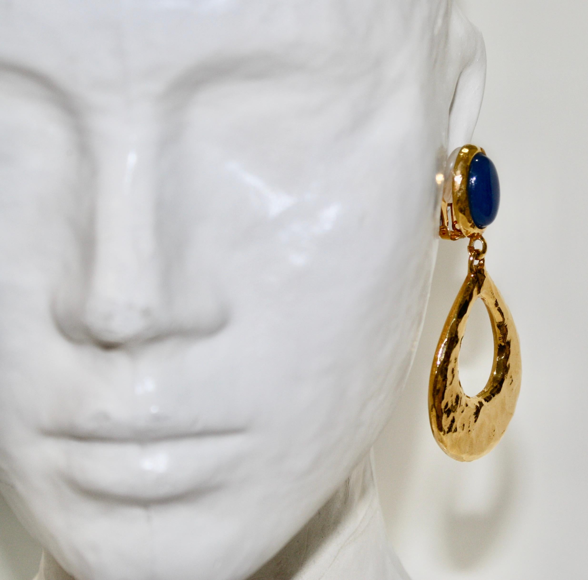 GEMS large clip earrings

A pair of earrings made of hammered golden metal and natural stone cabochons.
This pair of earrings with a vintage, colourful and shimmering look will affirm your style.
Philippe Ferrandis, French luxury designer. 
His