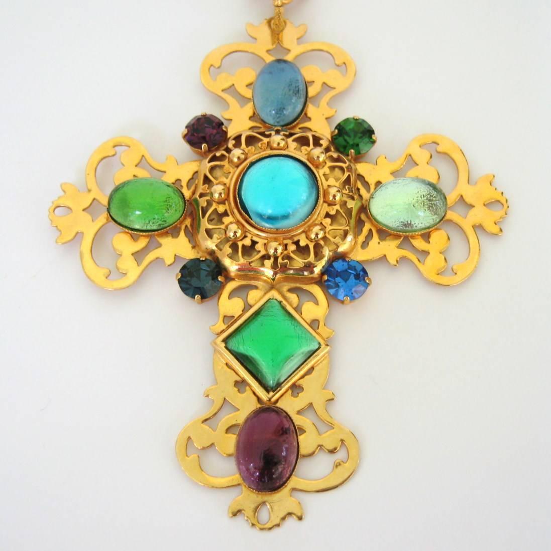 Philippe Ferrandis Gripoix CrossCollana. Un'altra spettacolare creazione fatta a mano da Phillipe Ferrandis. I colori sono audaci e iridescenti: verde, viola e blu. La croce misura 127,16 mm o 5 pollici di lunghezza x 108,94 mm o 4,28 pollici con