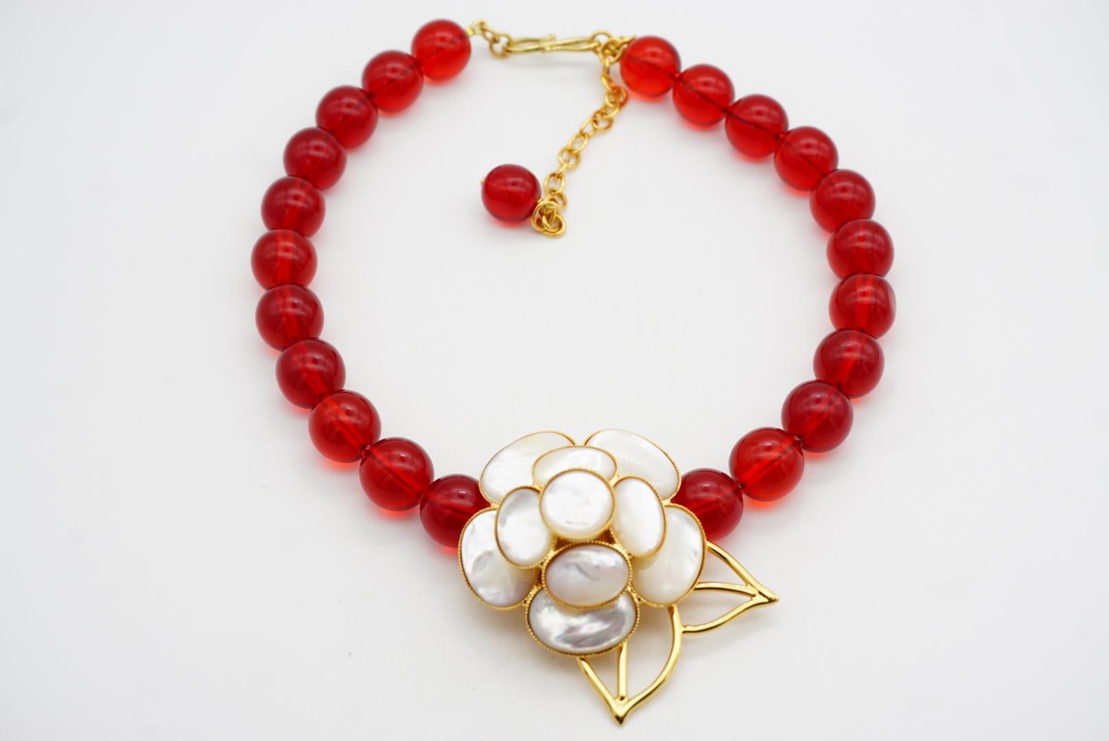 Philippe Ferrandis Gripoix Collana di perle rosse con fiori di camelia in madreperla bianca in vendita 5