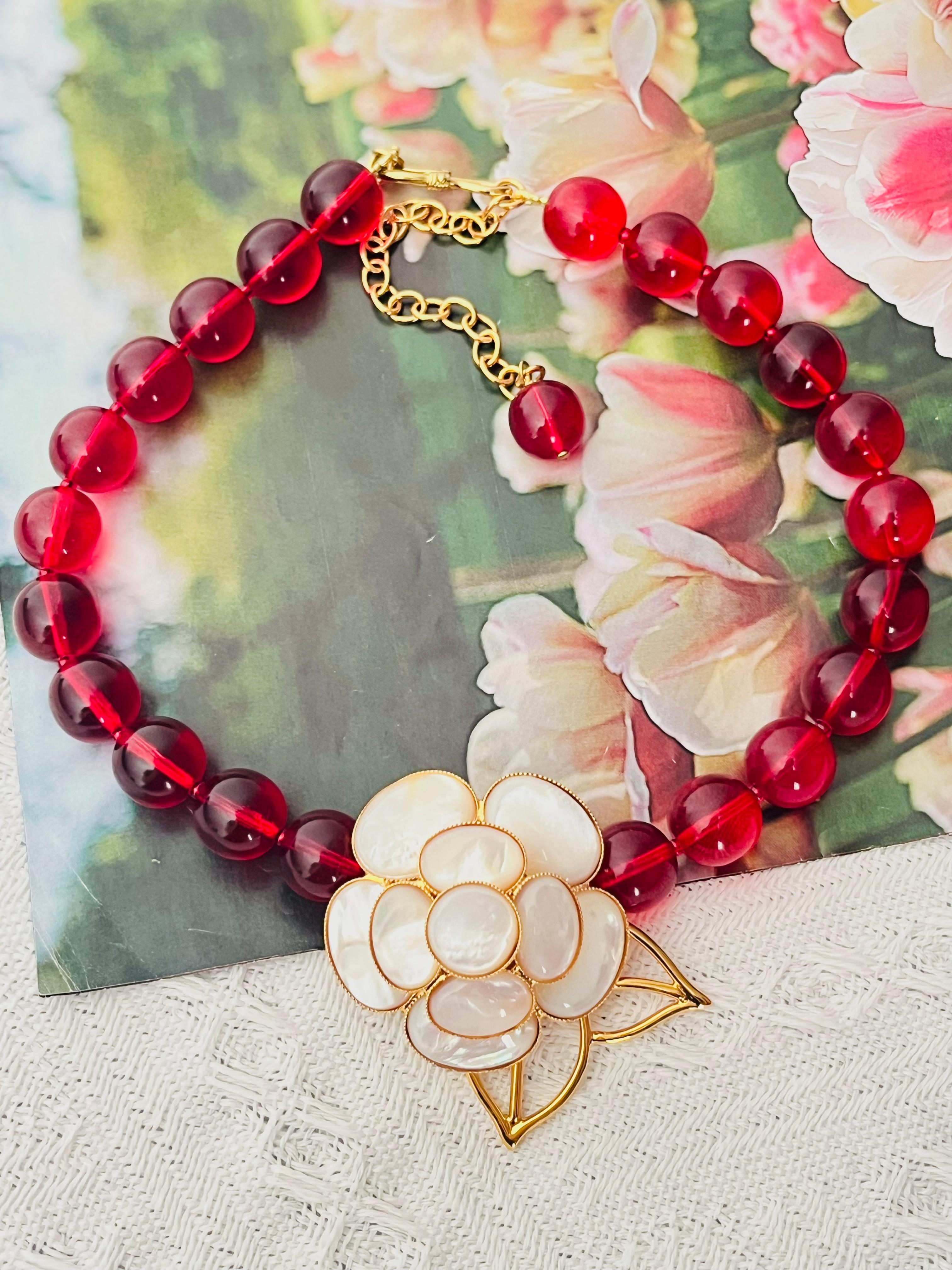 Art Déco Philippe Ferrandis Gripoix Collana di perle rosse con fiori di camelia in madreperla bianca in vendita
