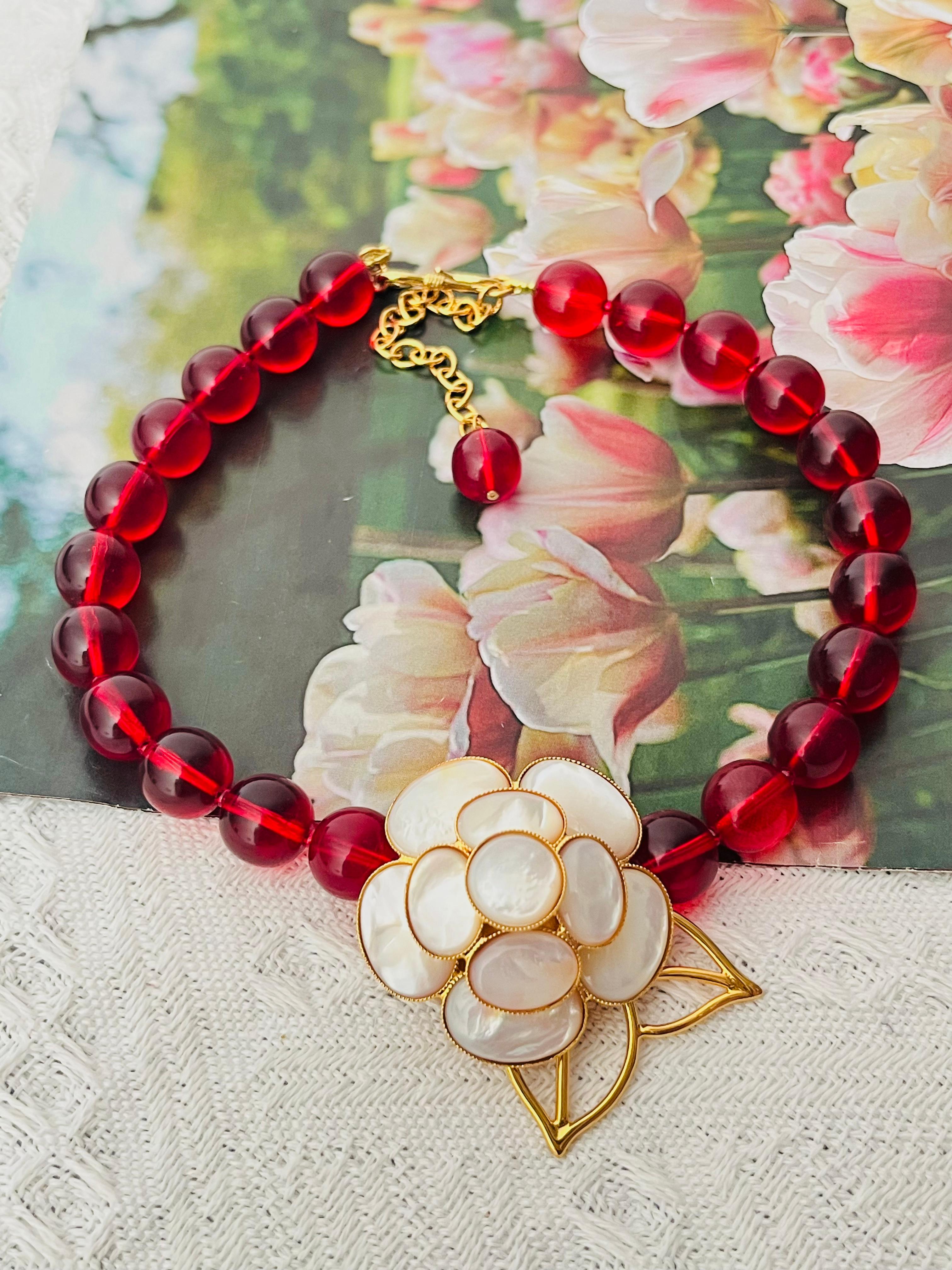 Philippe Ferrandis Gripoix Collana di perle rosse con fiori di camelia in madreperla bianca In condizioni ottime in vendita a Wokingham, England