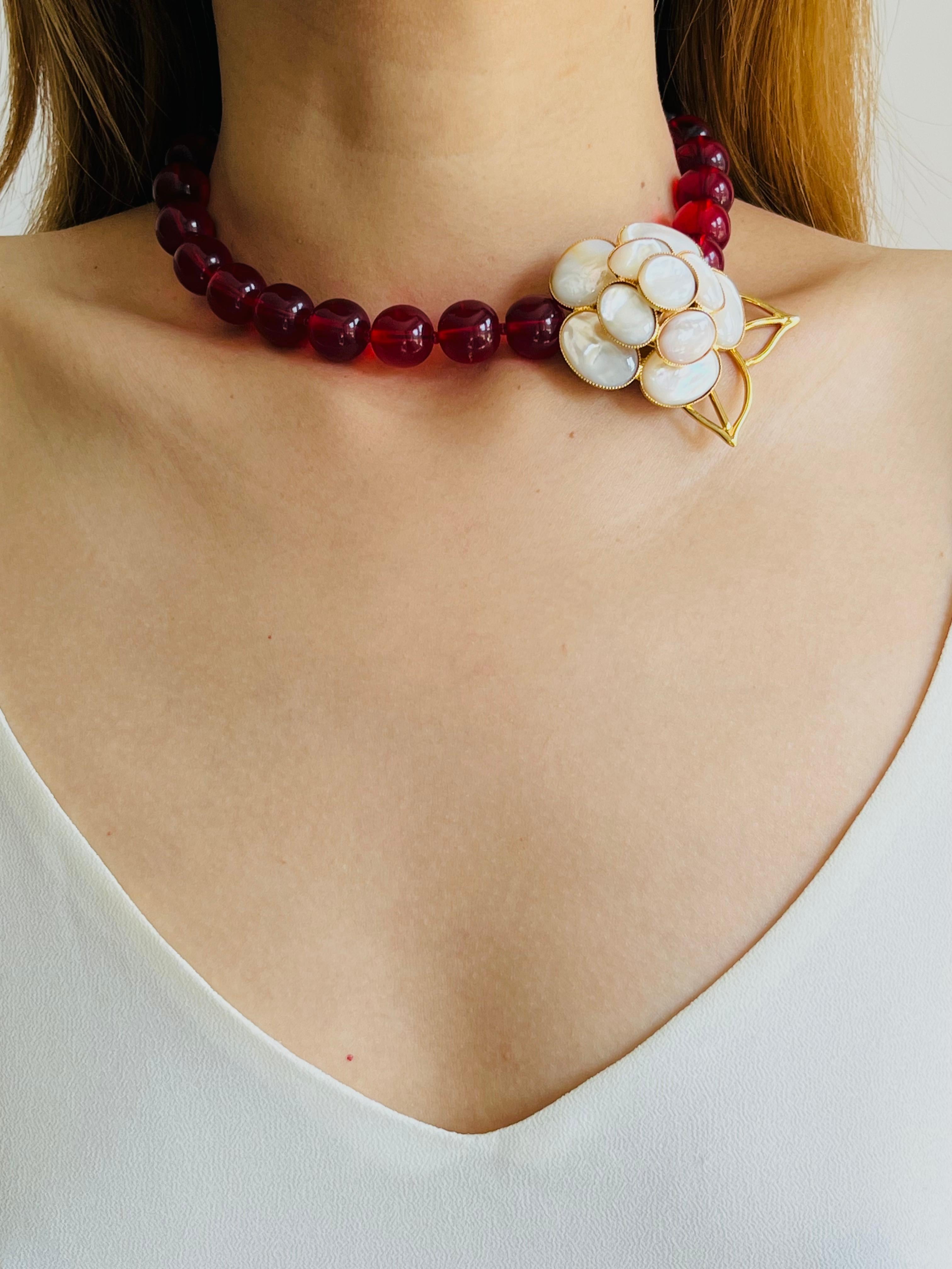 Philippe Ferrandis Gripoix Collana di perle rosse con fiori di camelia in madreperla bianca in vendita 1