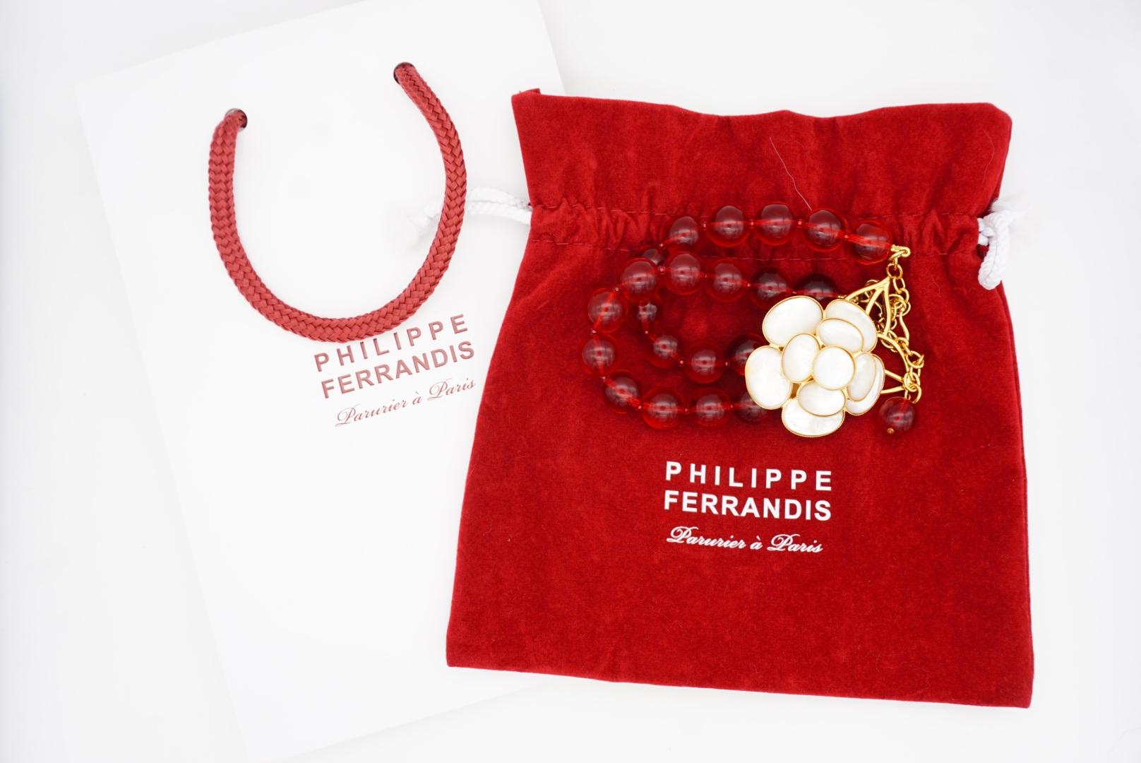 Philippe Ferrandis Gripoix Collana di perle rosse con fiori di camelia in madreperla bianca in vendita 3