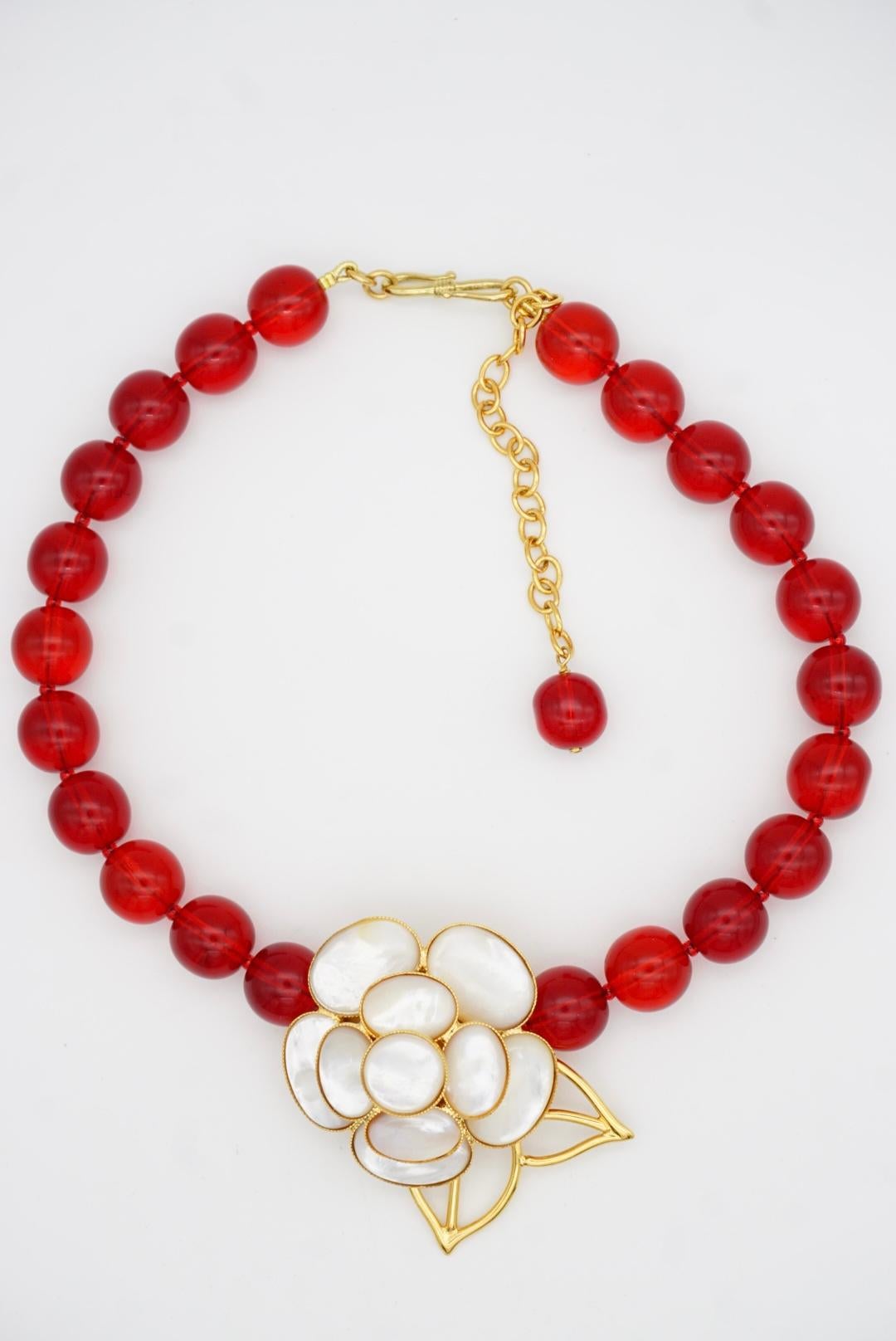 Philippe Ferrandis Gripoix Collana di perle rosse con fiori di camelia in madreperla bianca in vendita 4