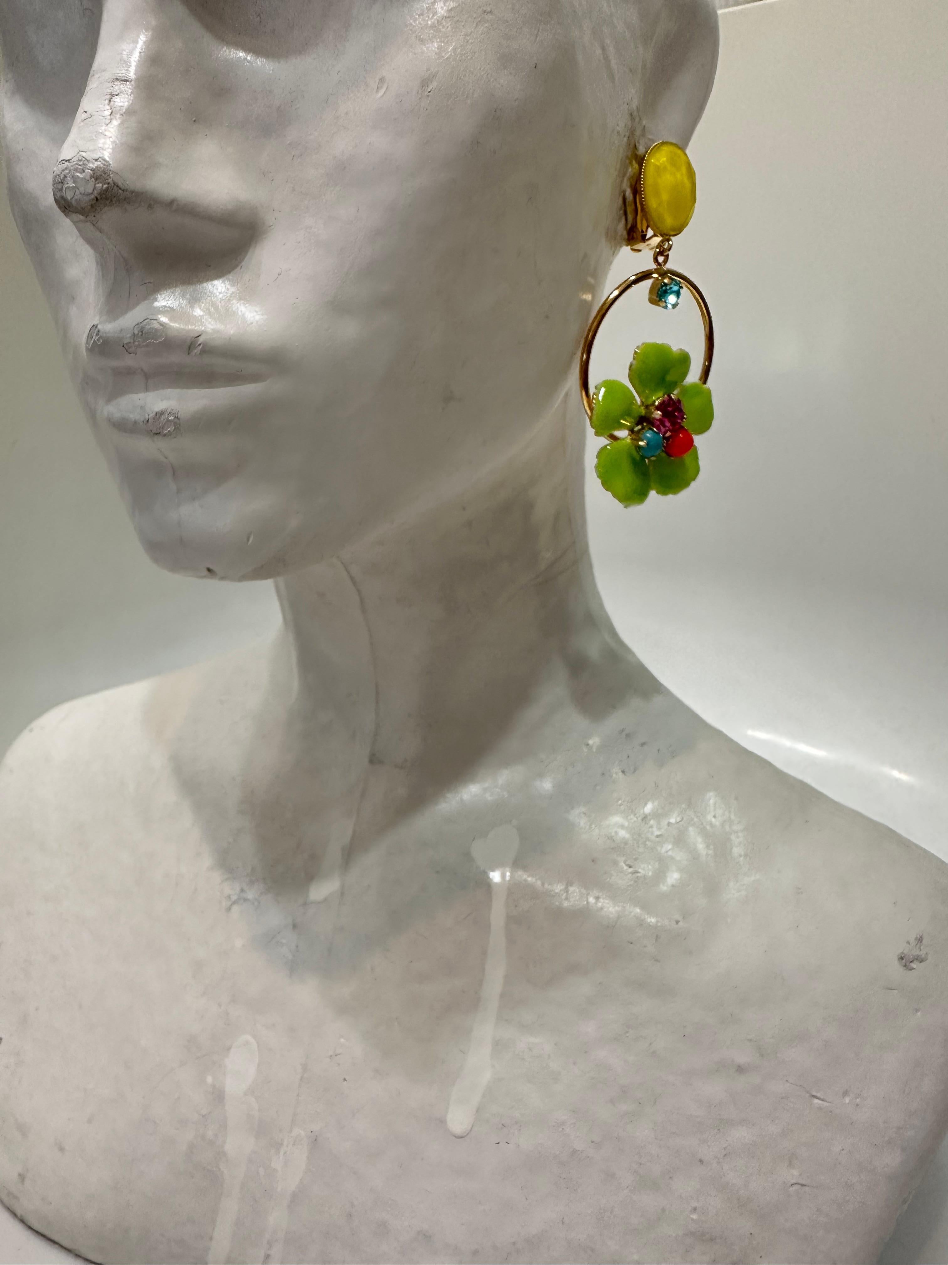 A vibrant tribute to the designer’s roots, delving into the colourful landscapes of his ancestors, with flowers and bright plant forms of the island of his childhood.
Composition
Metallic flowers sublimated by the application of enamel, and enhanced