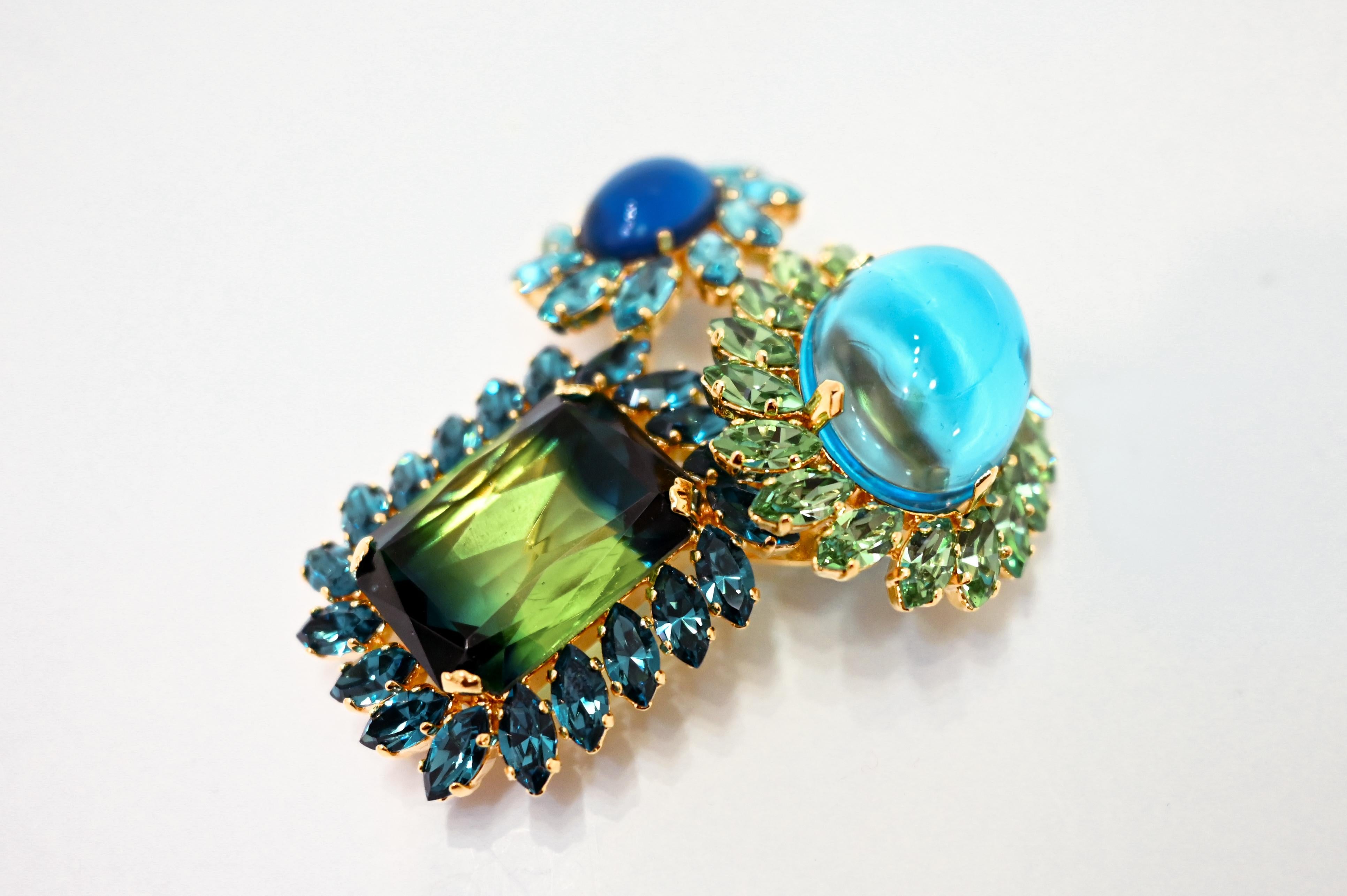 Swarovski-Kristalle in einer schönen Mischung aus Blau- und Grüntönen. 1 von 2 Stücken speziell für Isabelle K Jewelry aus dem Atelier von Philippe Ferrandis in Paris. 
Philippe Ferrandis ist seit 1986 als Parurier in Paris tätig. Er kreiert zwei