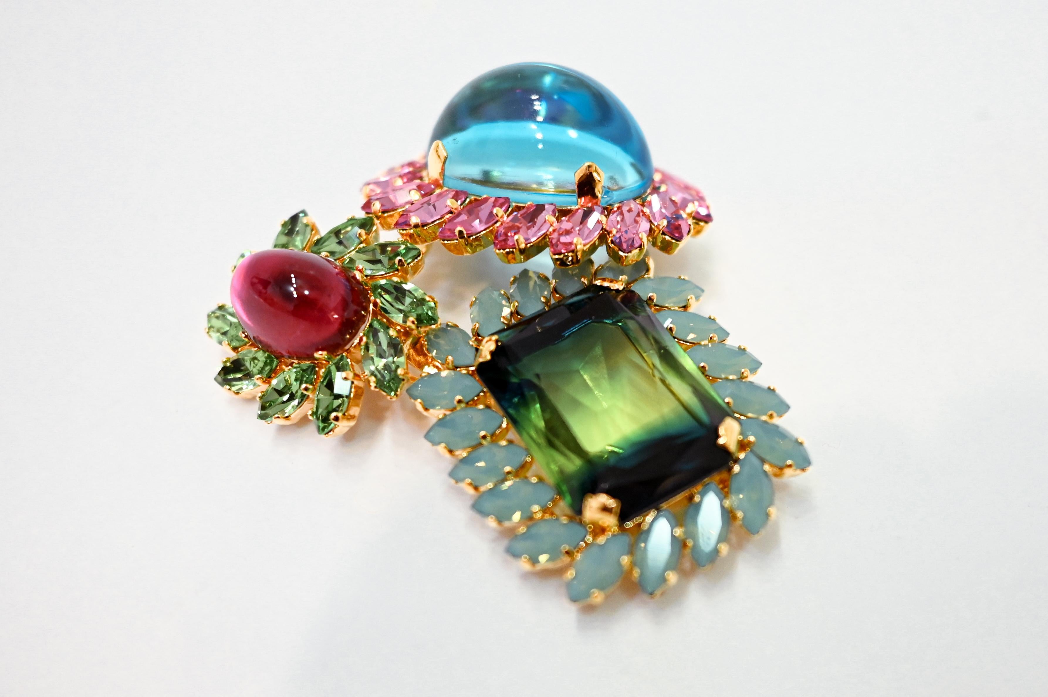 Swarovski Kristall Brosche in Bonbonfarben. 1 von 2 speziell für Isabelle K Jewelry im Atelier von Philippe Ferrandis in Paris hergestellt.
Philippe Ferrandis ist seit 1986 als Parurier in Paris tätig. Er kreiert zwei Kollektionen pro Jahr, die