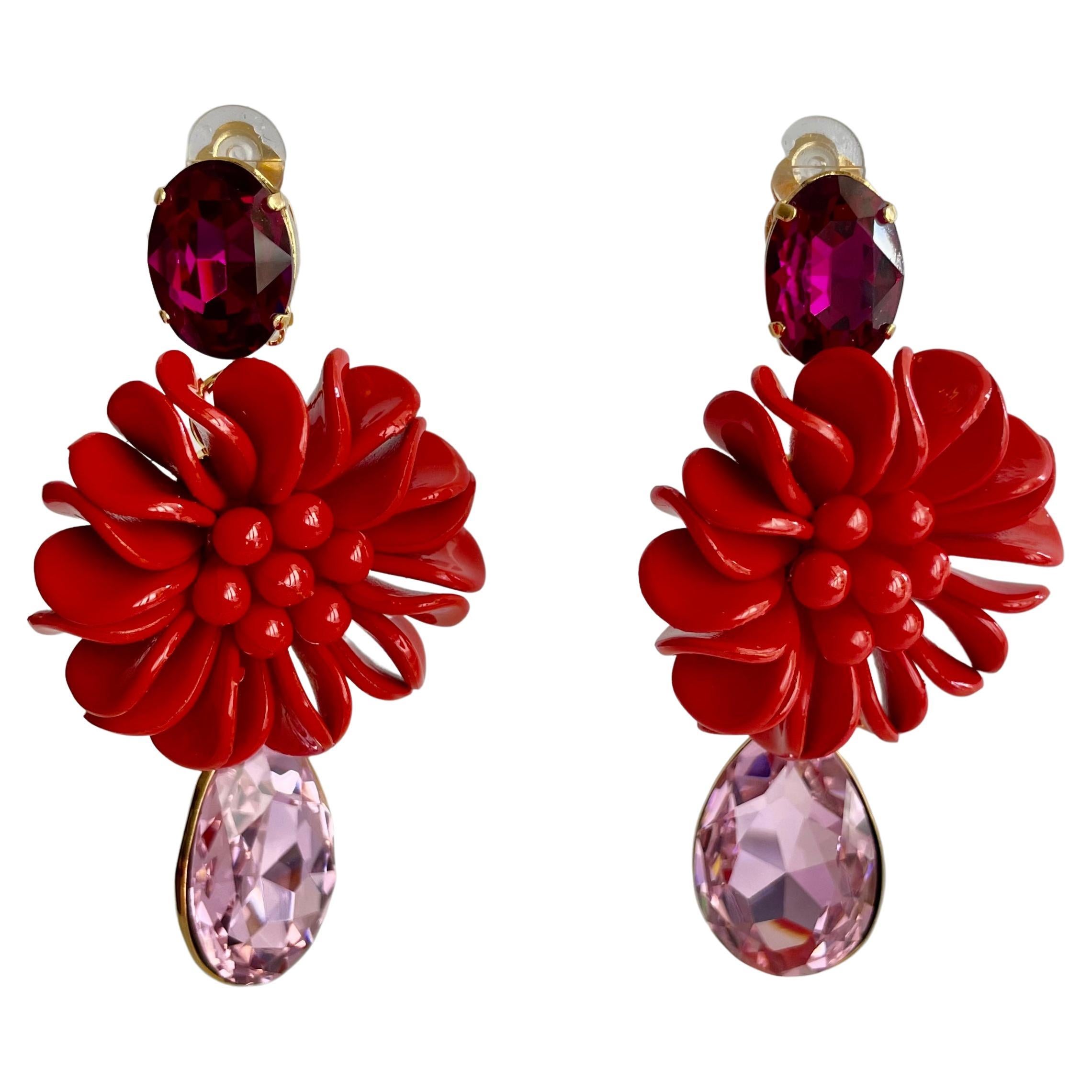 Statement earrings with Swarovski Crystal and molded resin flower.
Philippe Ferrandis, French luxury designer. His jewels are hand-made in his workshops in Paris, in the respect of an exceptional know-how.
He has been a parurier in Paris since 1986.