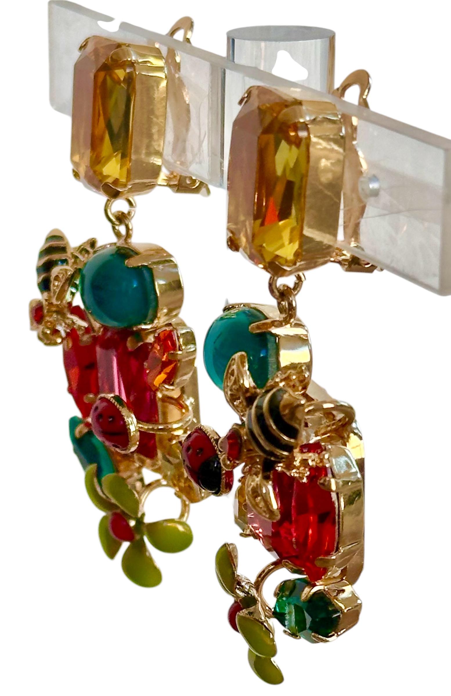Since 1986, PHILIPPE FERRANDIS creates jewelry sets and accessories always different and spectacular.
Semi-precious stones, wood, glass paste and crystal are set within wrought metal. Nacreous pearls are handcrafted in the south of France, glass