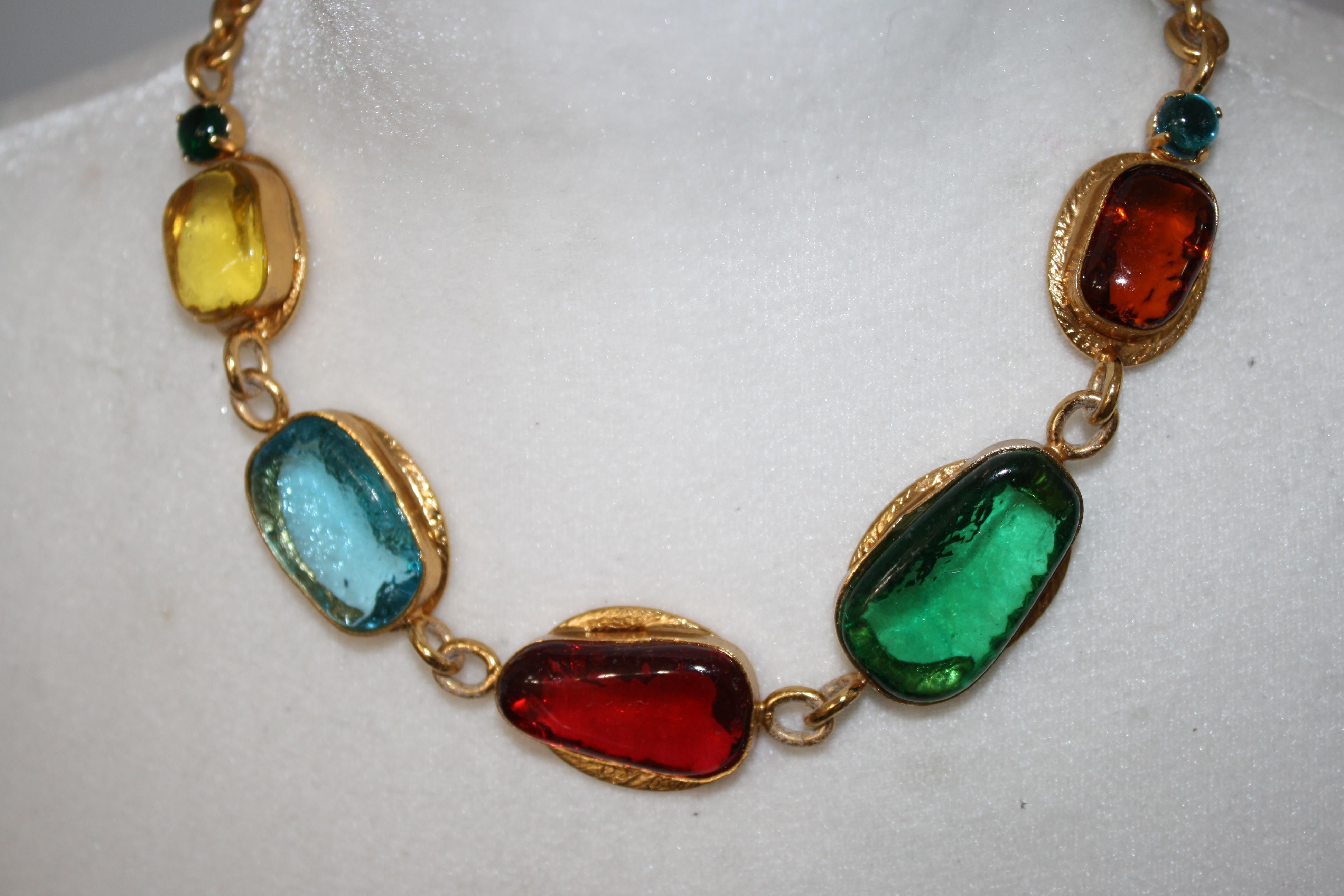 Choker in 24-carat gilded brass metal. Pate de verre or poured glass in the process created by the House of Gripoix.
Vivid colors for the season.