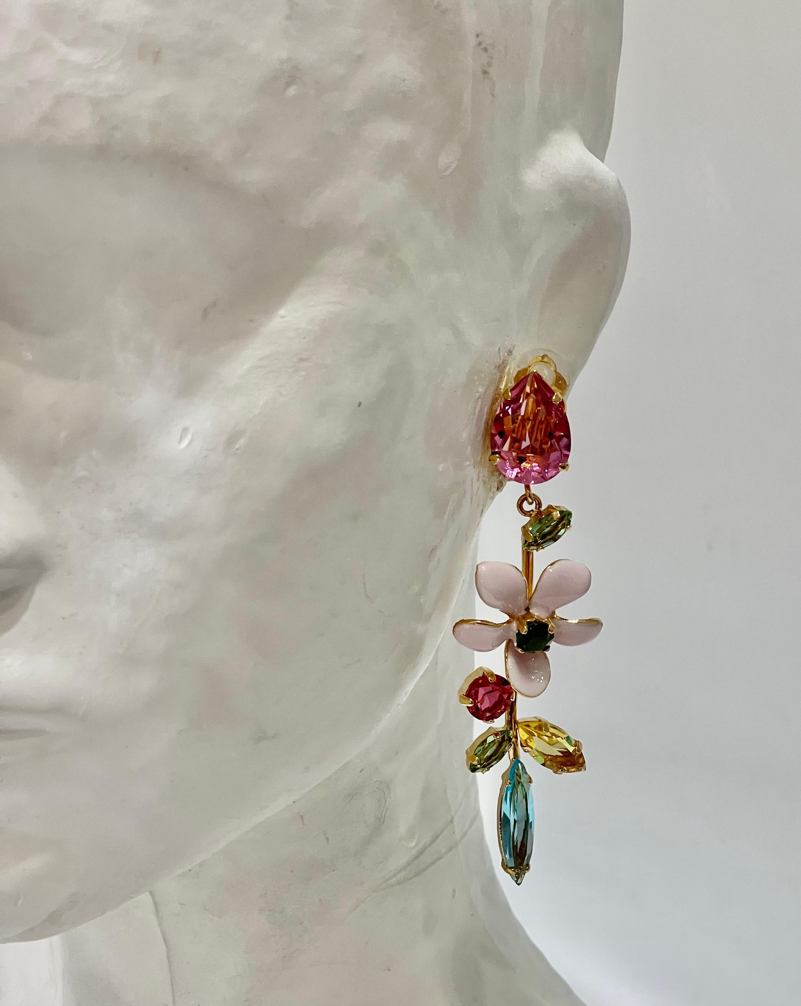 Made in France
Philippe Ferrandis, French luxury designer. 
His jewels are hand-made in his workshops in Paris, 
in the respect of an exceptional know-how.
Lush, luxuriant and naive, this floral collection with bright colors and translucent
and