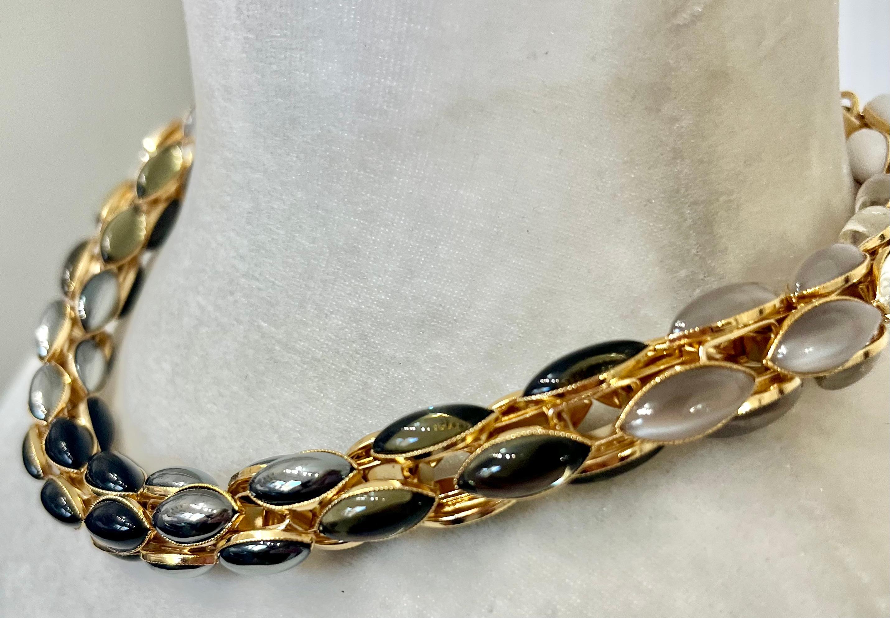 This snake ski is made of handmade glass and crystals set on 24 carat gilded brass

Since 1986, PHILIPPE FERRANDIS creates jewellery sets and accessories always different and spectacular.
QUALITY OF CREATIONS

Semi-precious stones, wood, glass paste