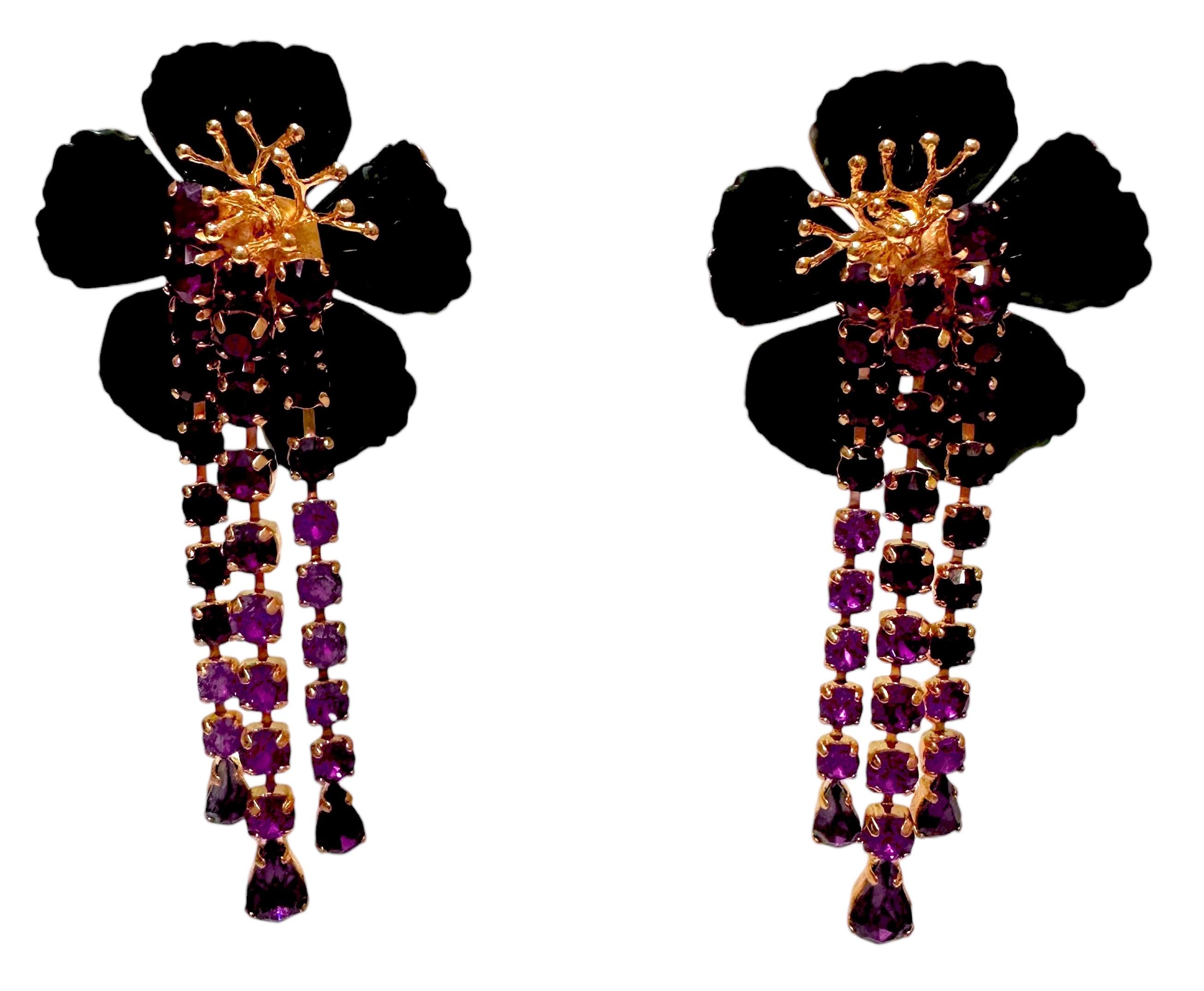 Sevilla collection
All the mystery of Spain are found in this collection with powerful colors. Intoxicating and sensual flowers like a swirling flamenco dress.
Enameled flowers, colored Swarovski crystals on metal gilded with fine gold. Clip