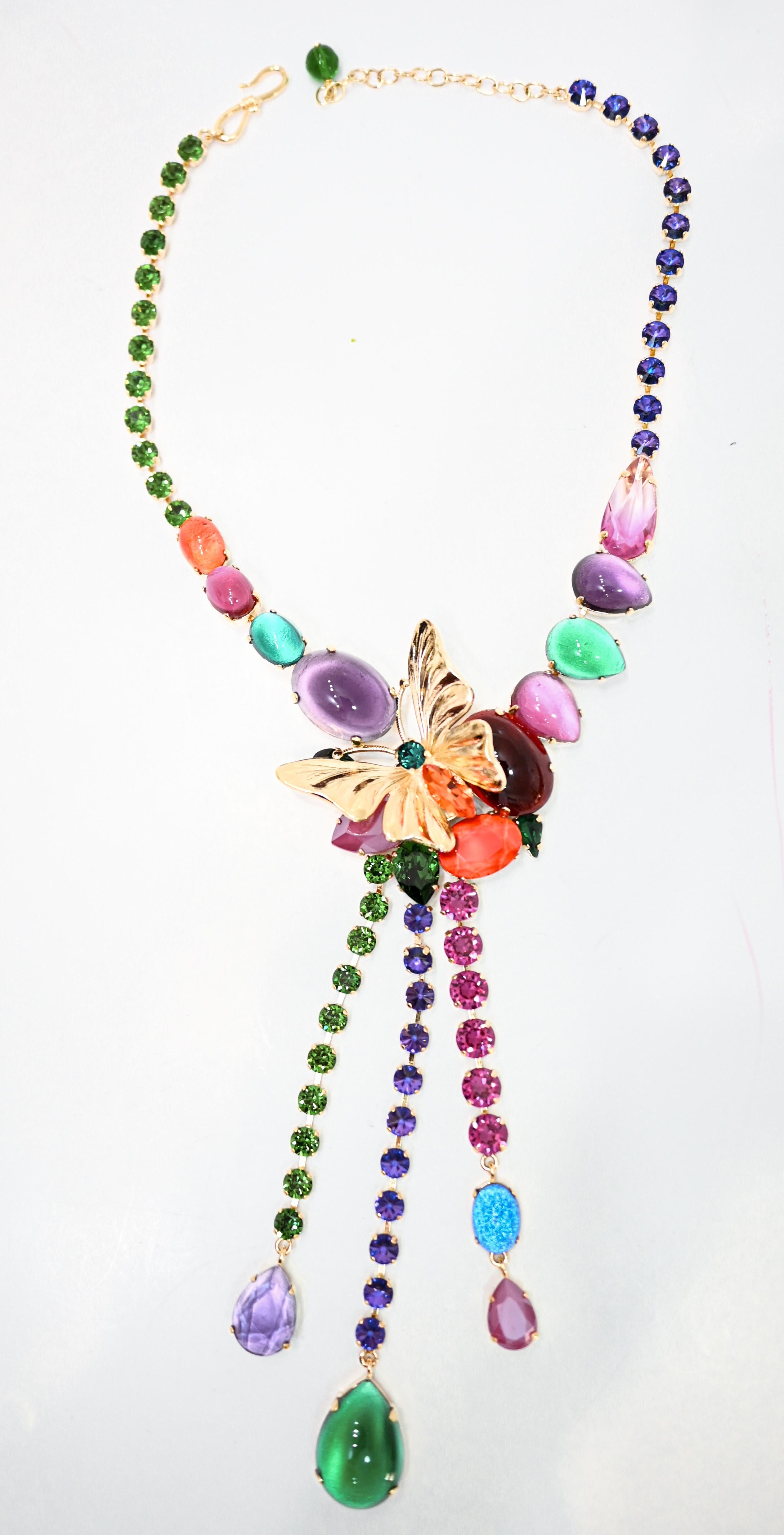 Il s'agit d'une pièce unique réalisée spécialement pour Isabelle K Jewelry. Les couleurs iconiques du designer comprennent également le papillon, l'un de ses accents préférés. Laiton trempé dans l'or 24 k, tous les cristaux Swarovski.

Le style et